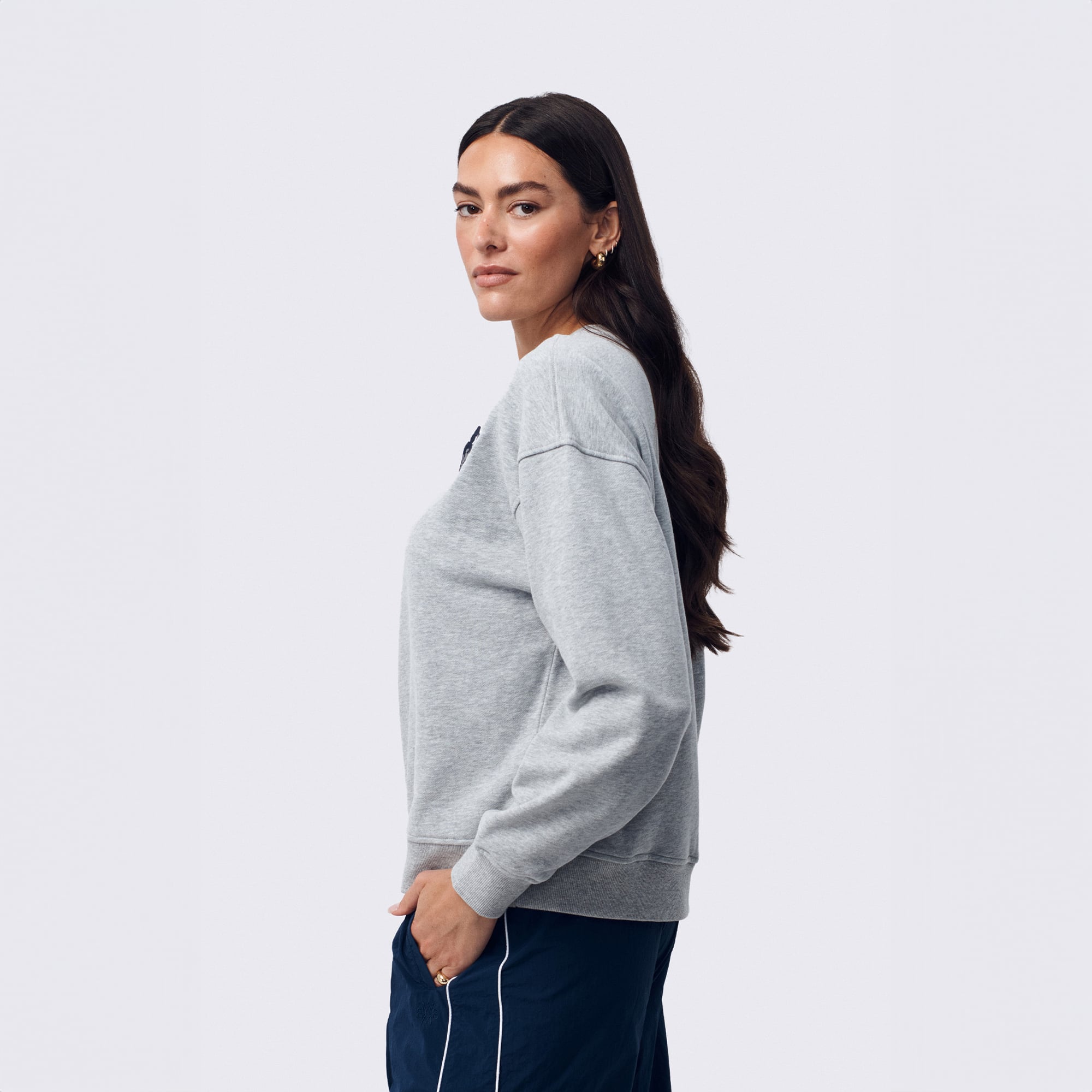 Pull Terez pour femme, gris chiné, motif football des New England Patriots, en coton classique à col rond.