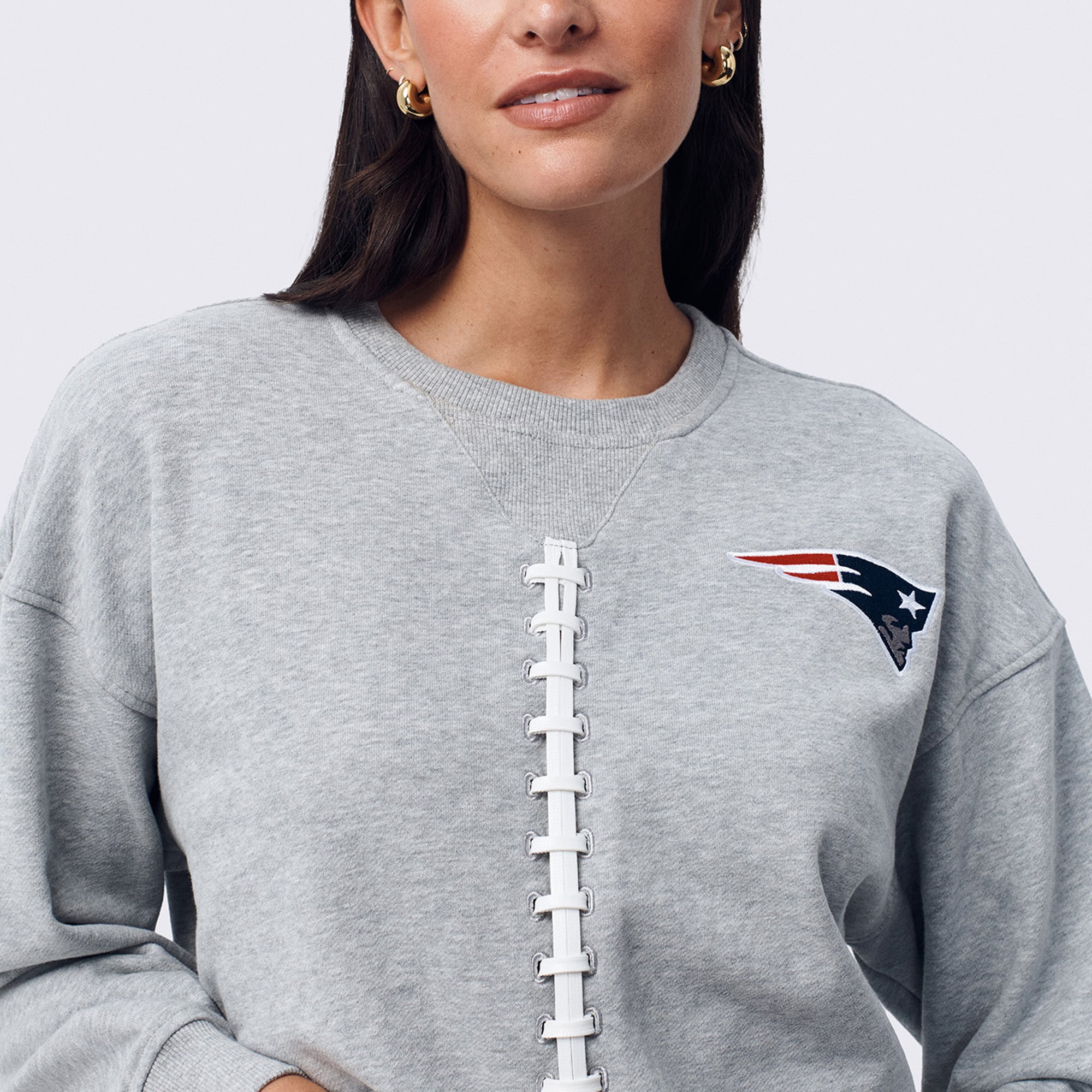 Pull Terez pour femme, gris chiné, motif football des New England Patriots, en coton classique à col rond.
