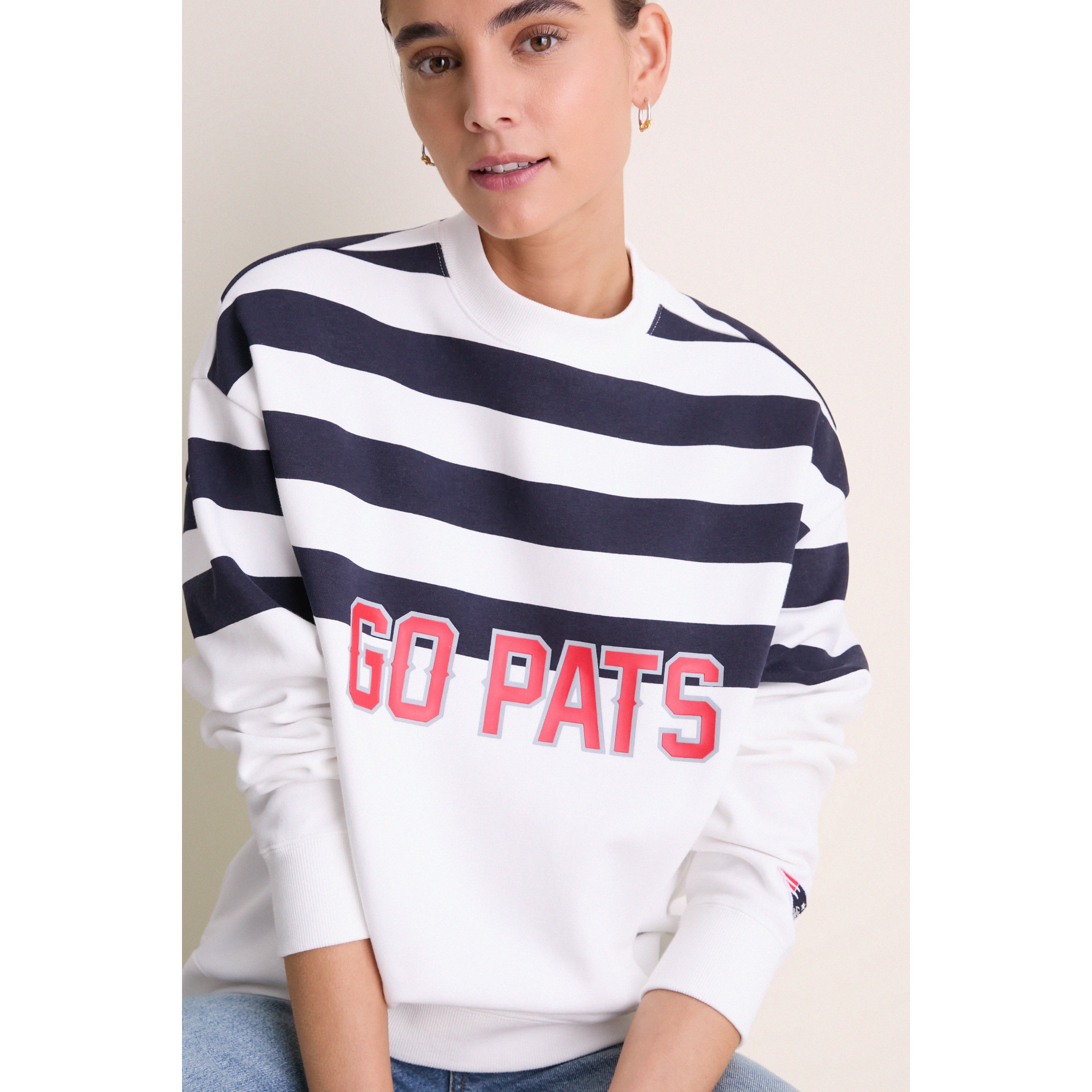 Sweat-shirt rayé blanc et marine Tuckernuck pour femme, motif New England Patriots