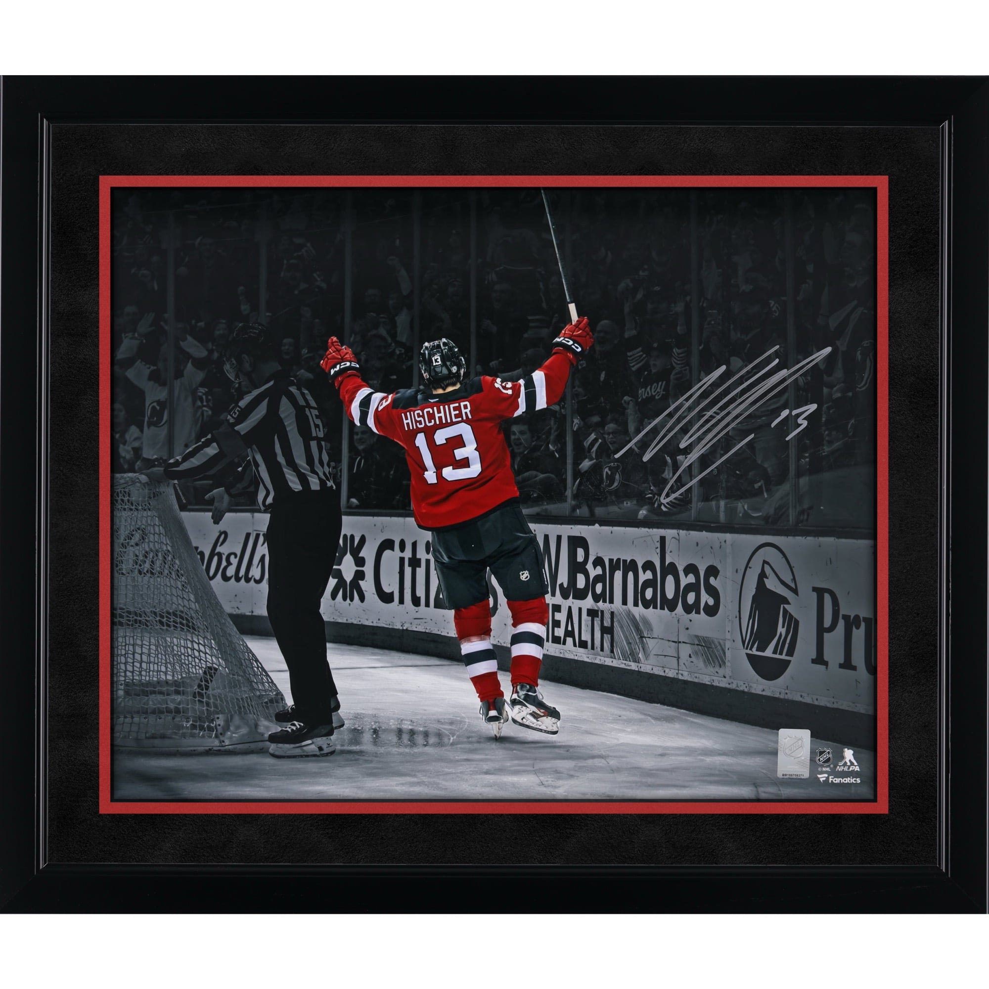 Photo de Nico Hischier, joueur des New Jersey Devils, autographiée (40,6 x 50,8 cm), lors de la cérémonie des Celebration Spotlight.