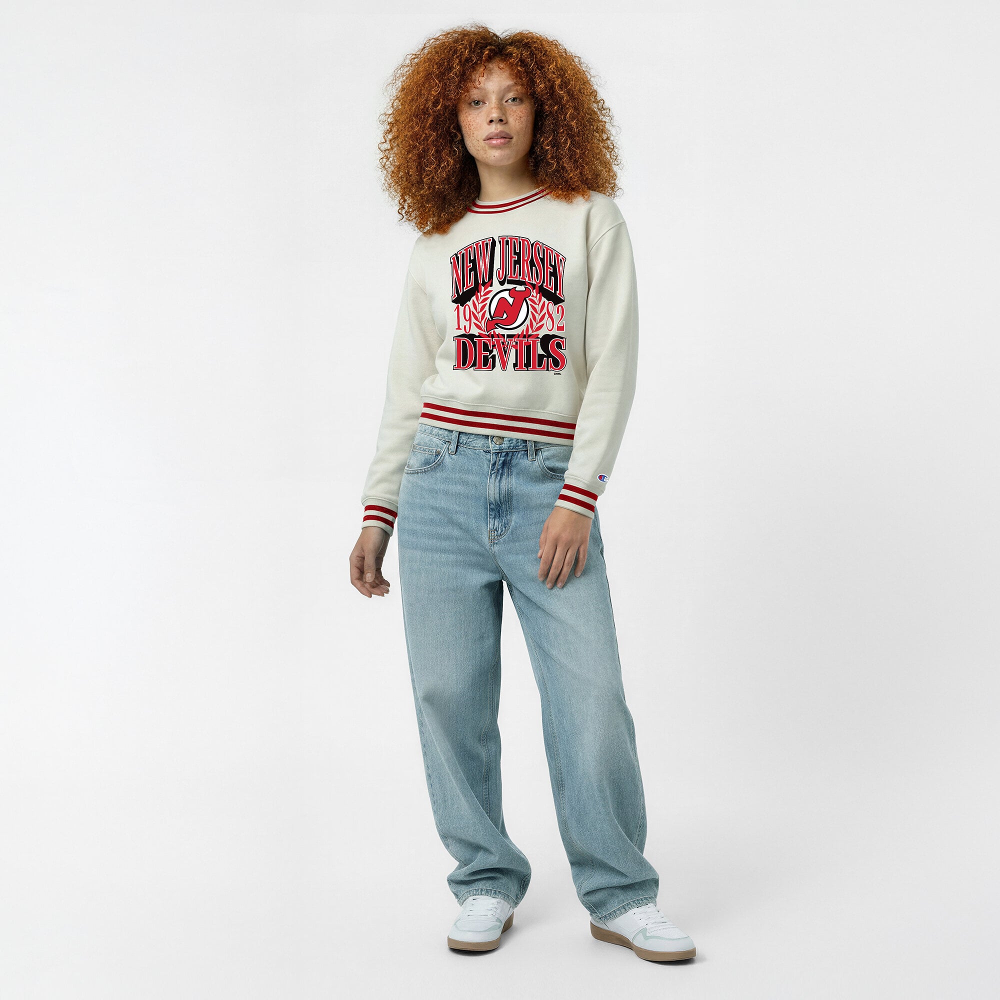 Sweat-shirt Champion crème pour femme, motif Bold Laurels des New Jersey Devils, en fil tissé inversé.