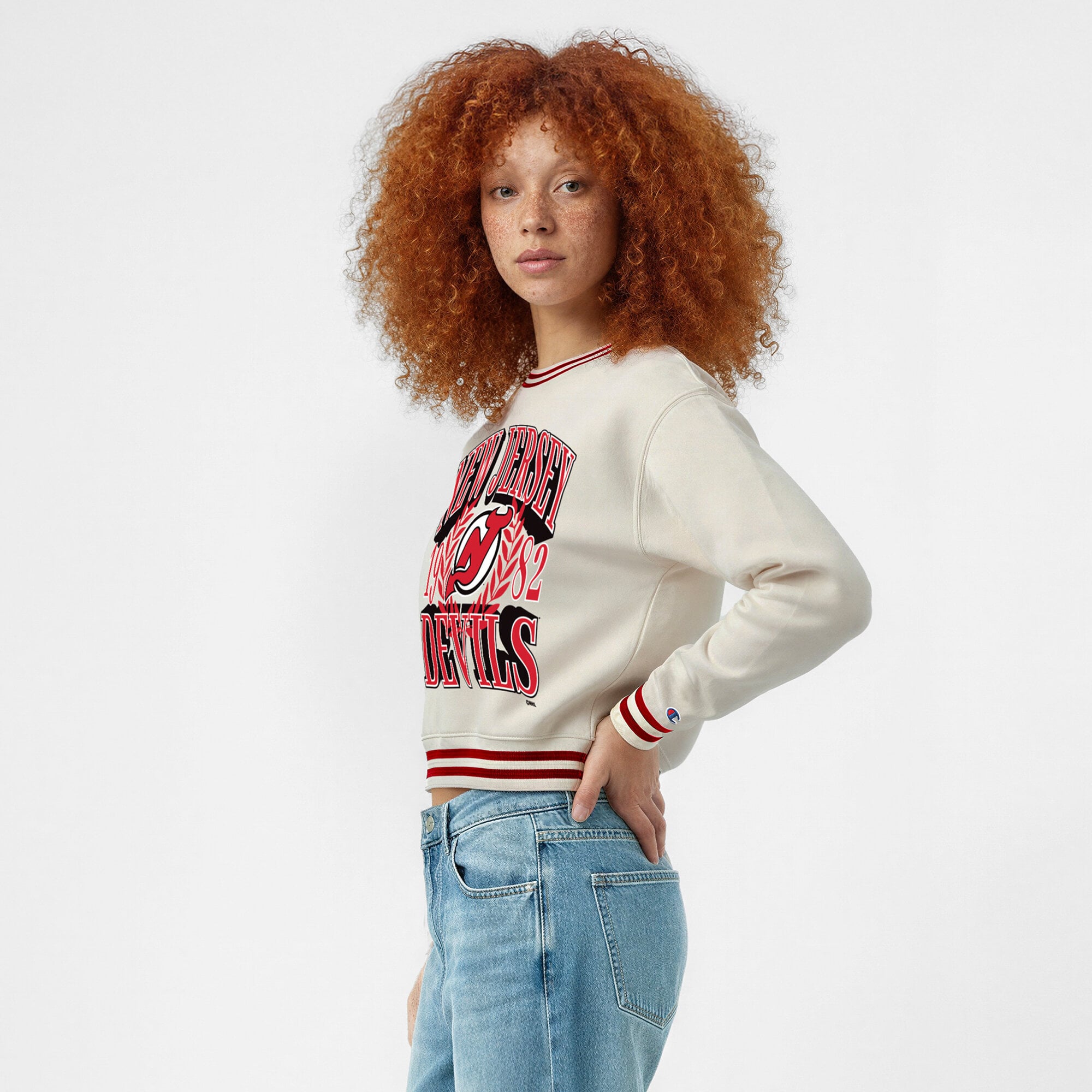 Sweat-shirt Champion crème pour femme, motif Bold Laurels des New Jersey Devils, en fil tissé inversé.