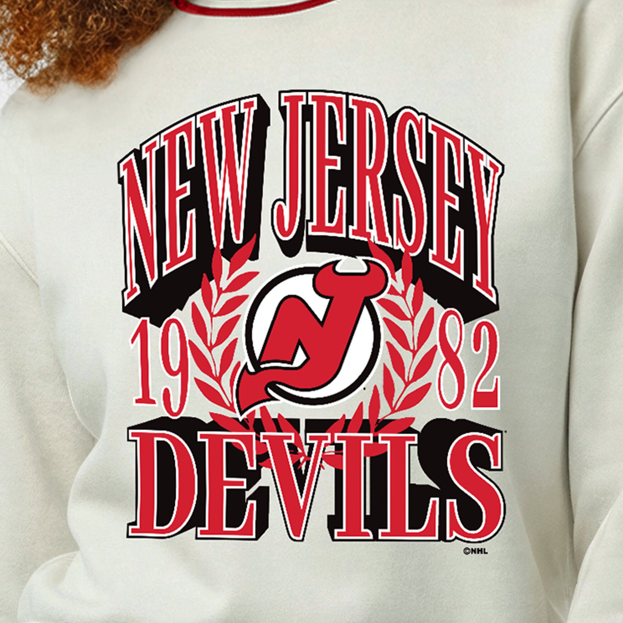 Sweat-shirt Champion crème pour femme, motif Bold Laurels des New Jersey Devils, en fil tissé inversé.