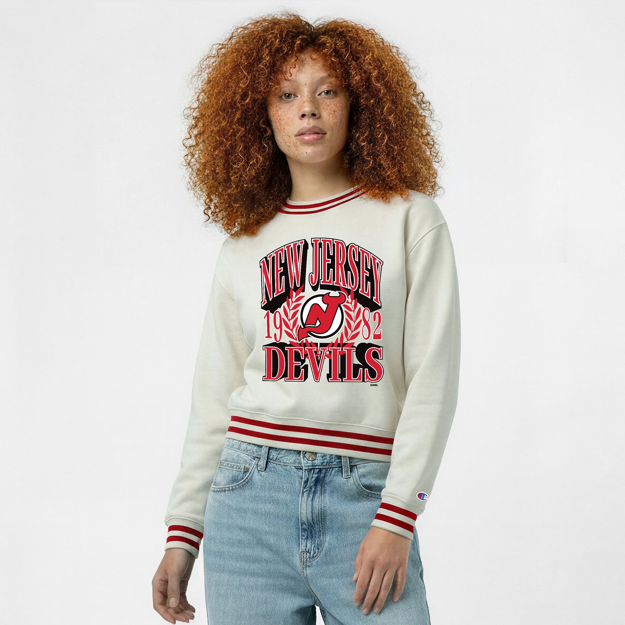 Sweat-shirt Champion crème pour femme, motif Bold Laurels des New Jersey Devils, en fil tissé inversé.