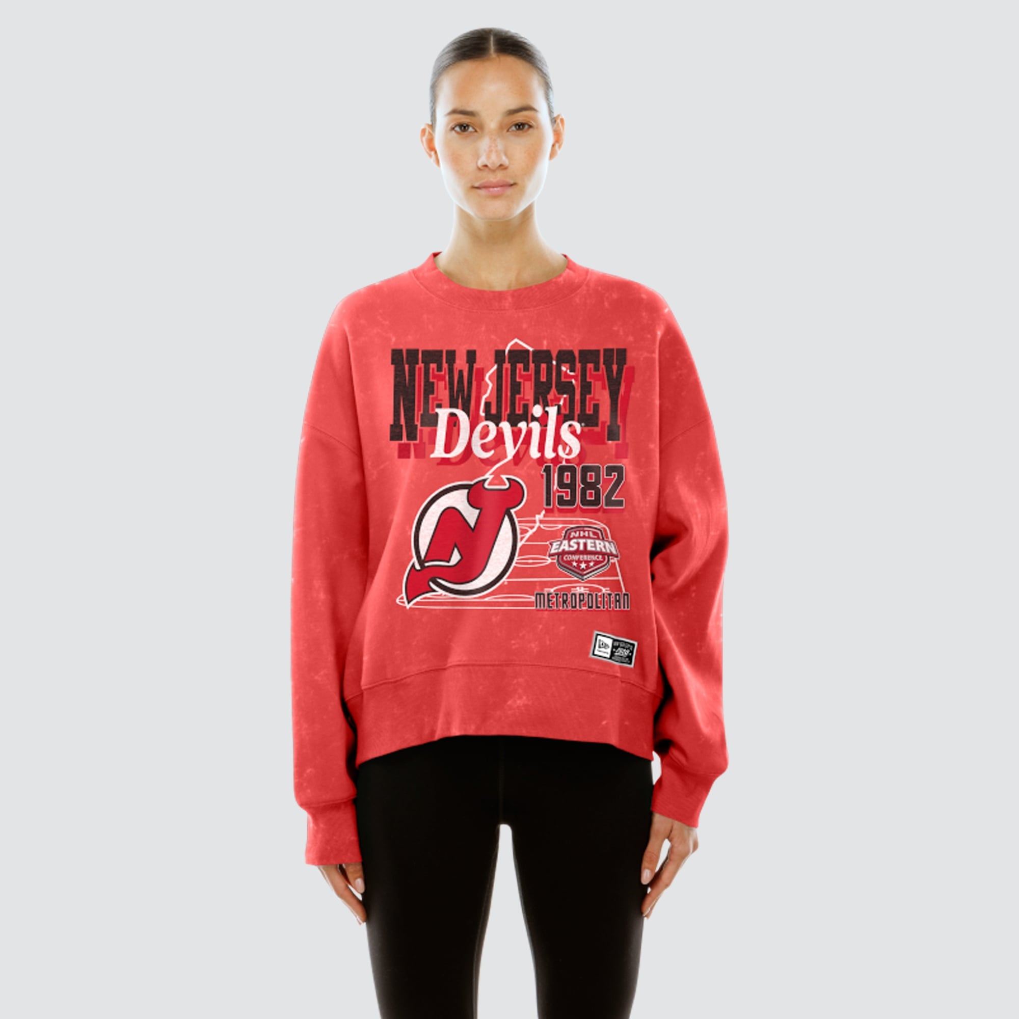 Sweat-shirt à col rond New Era rouge Jersey Devils Throwback en molleton délavé l'huile minérale pour femme