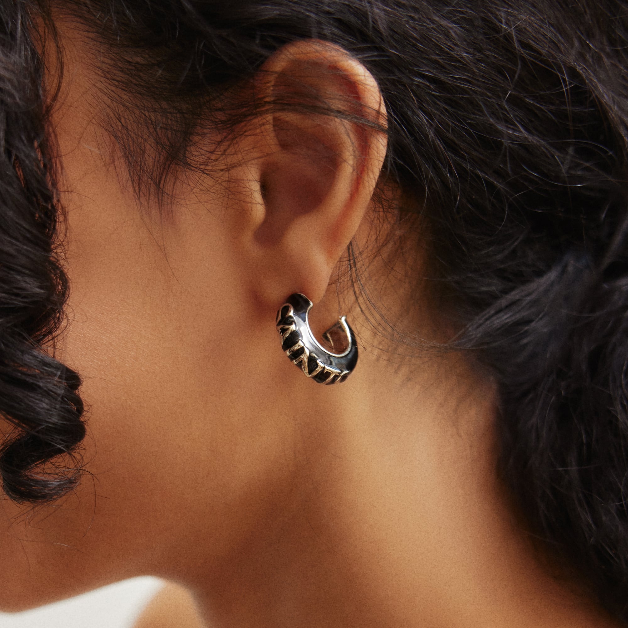 Boucles d'oreilles créoles en émail gonflé BaubleBar New Orleans Saints