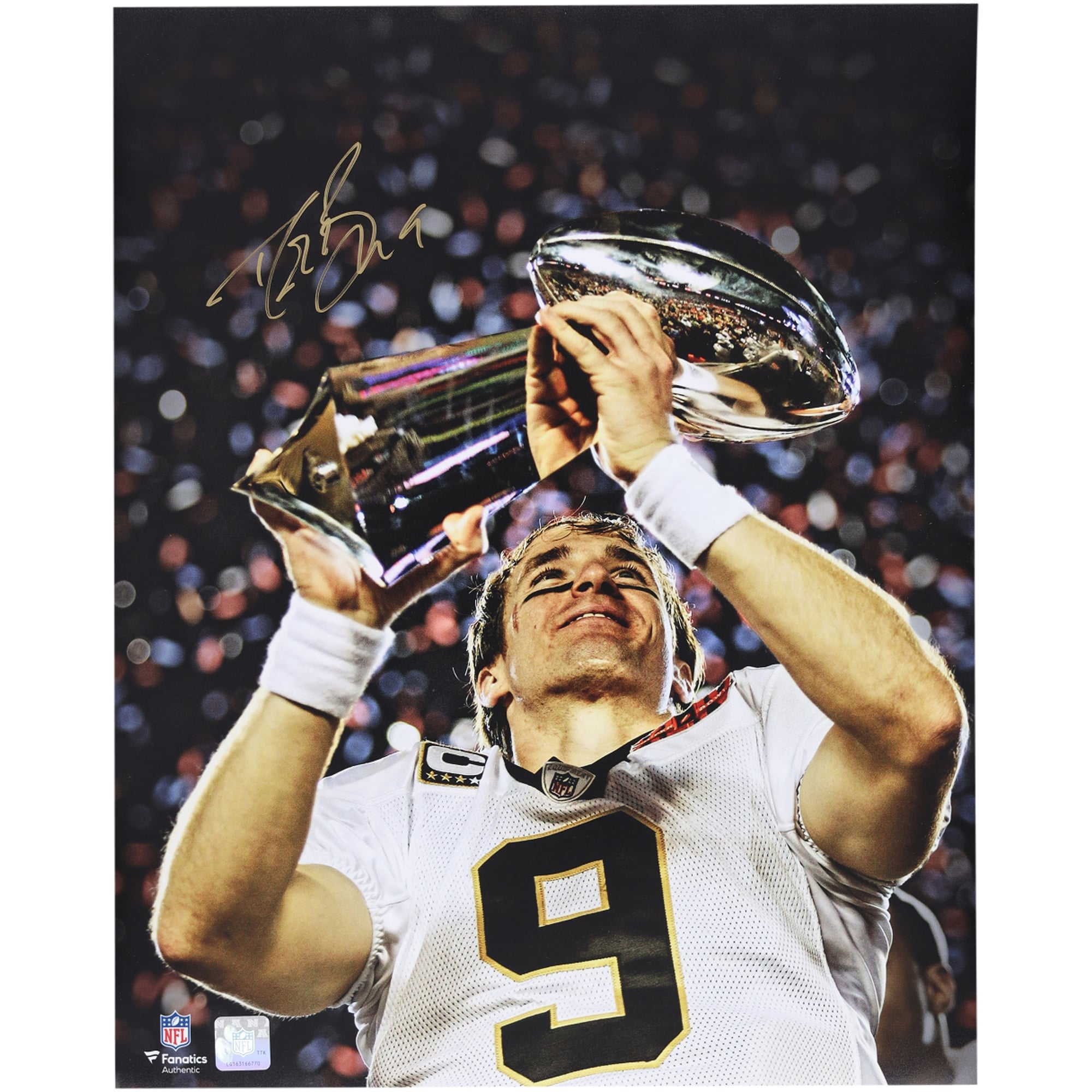 Photo dédicacée de Drew Brees (New Orleans Saints) tenant le trophée Lombardi (40 x 50 cm).