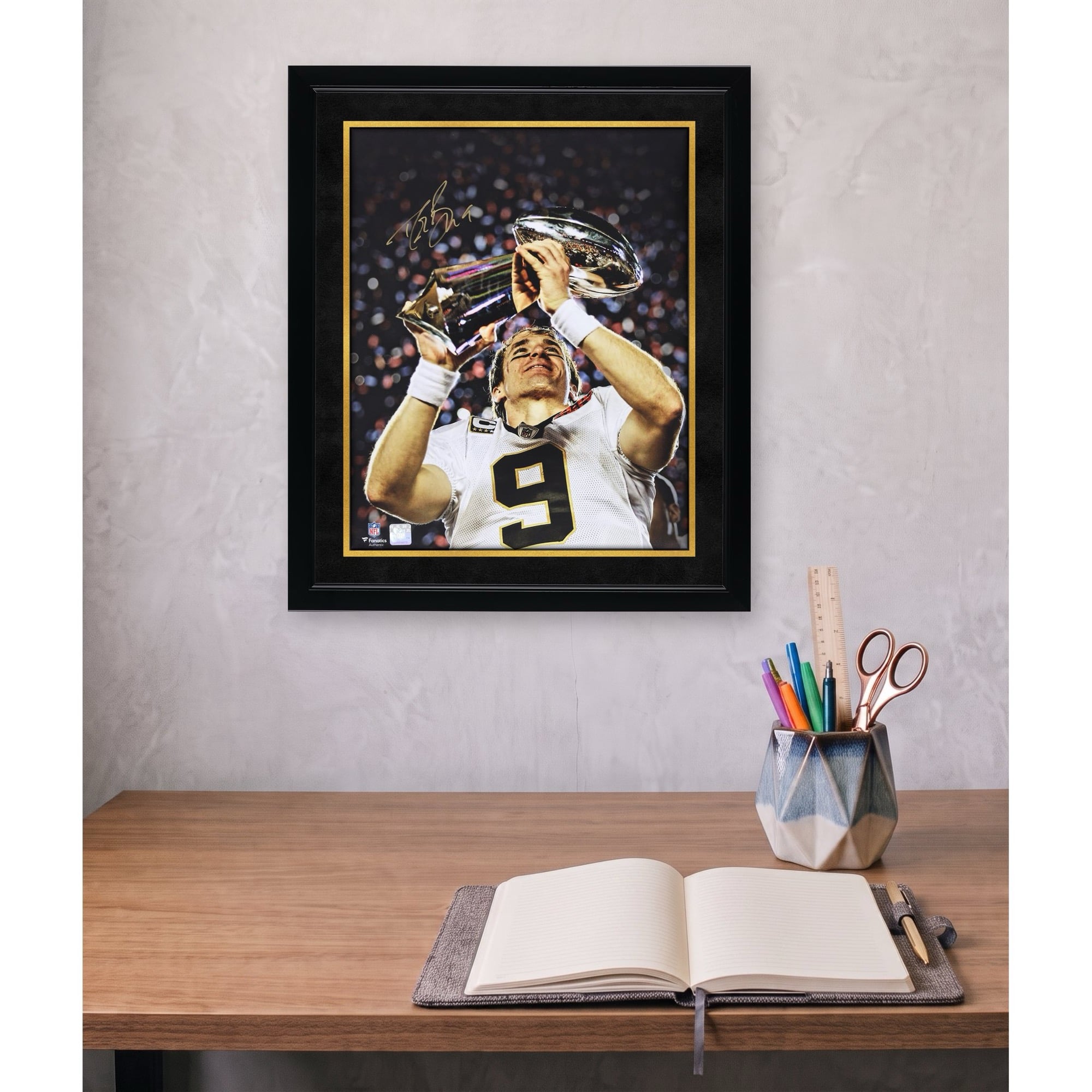 Photo dédicacée de Drew Brees (New Orleans Saints) tenant le trophée Lombardi (40 x 50 cm).