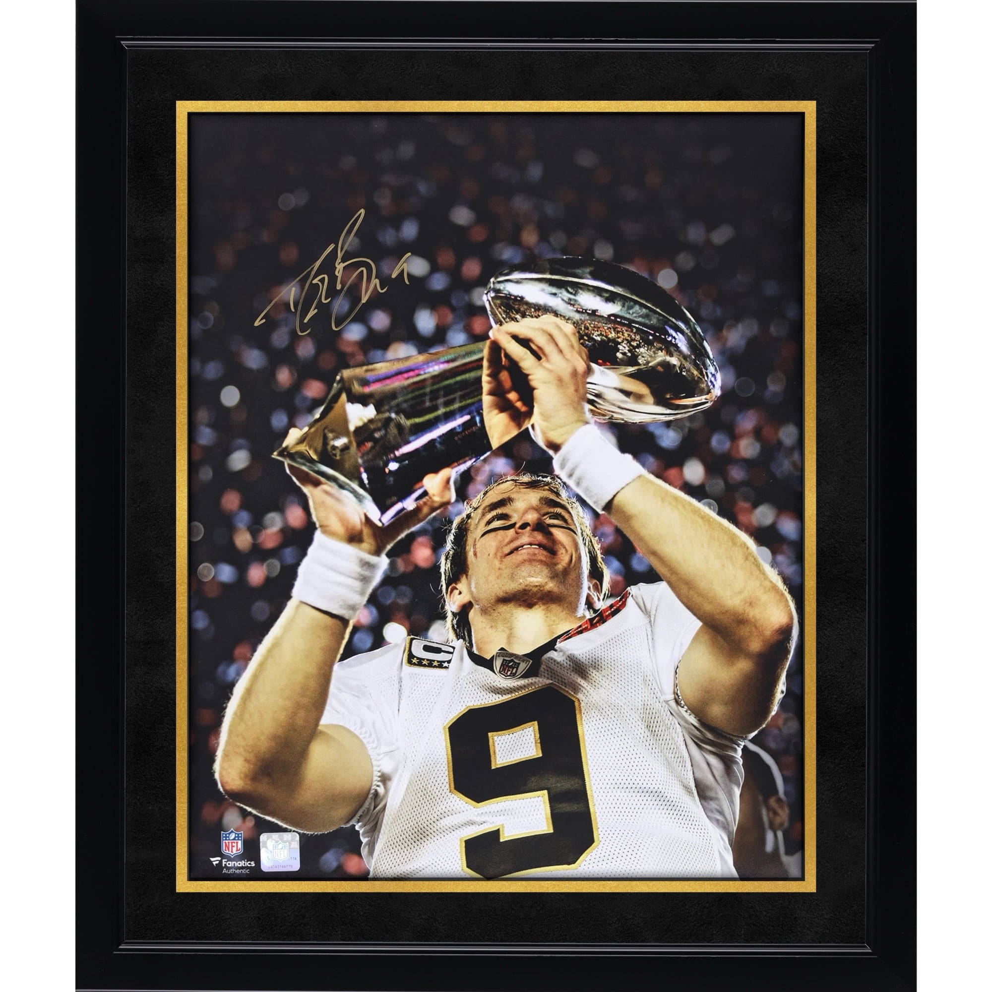 Photo dédicacée de Drew Brees (New Orleans Saints) tenant le trophée Lombardi (40 x 50 cm).