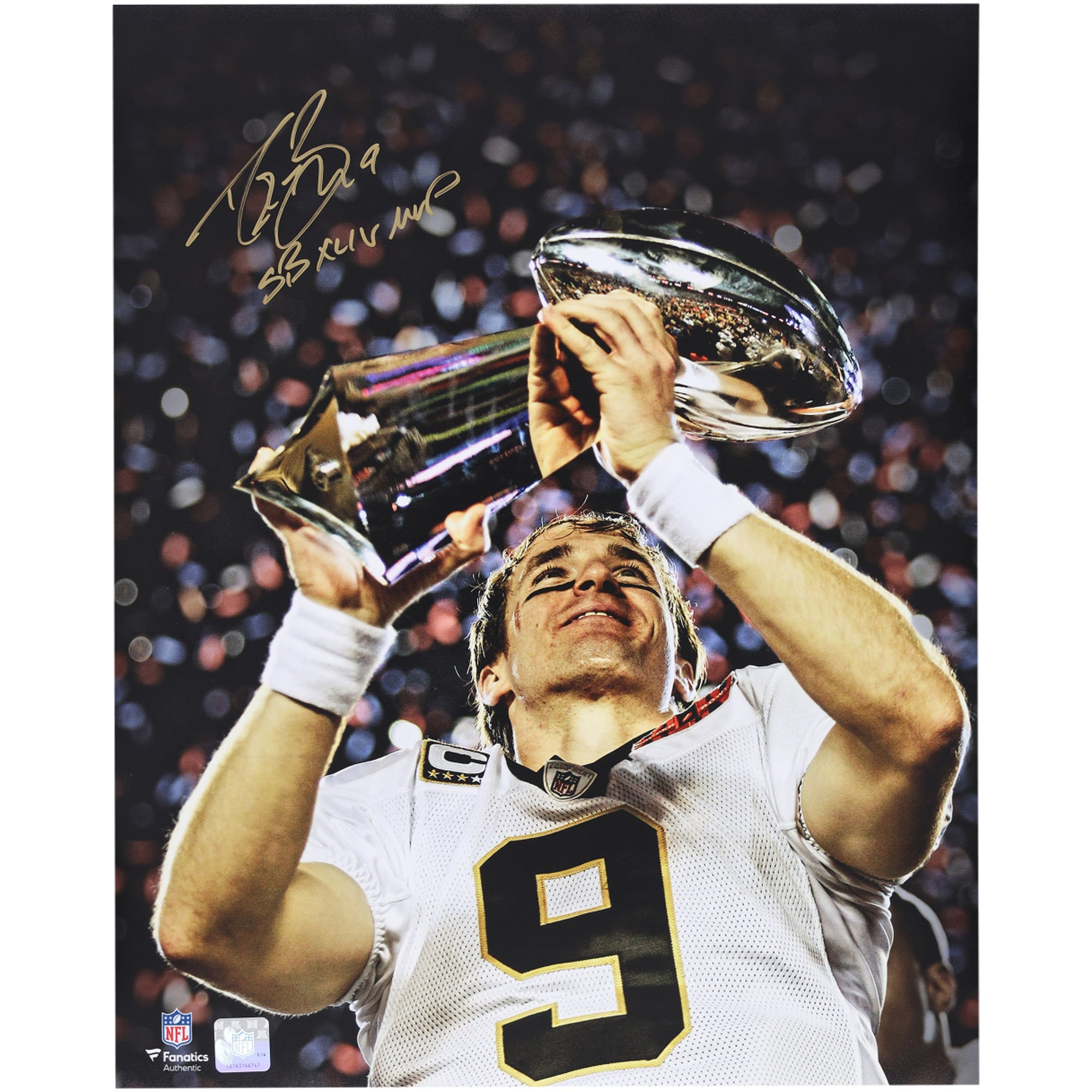 Photo dédicacée de Drew Brees (New Orleans Saints) tenant le trophée Lombardi, avec inscription « MVP du Super Bowl XLIV ».