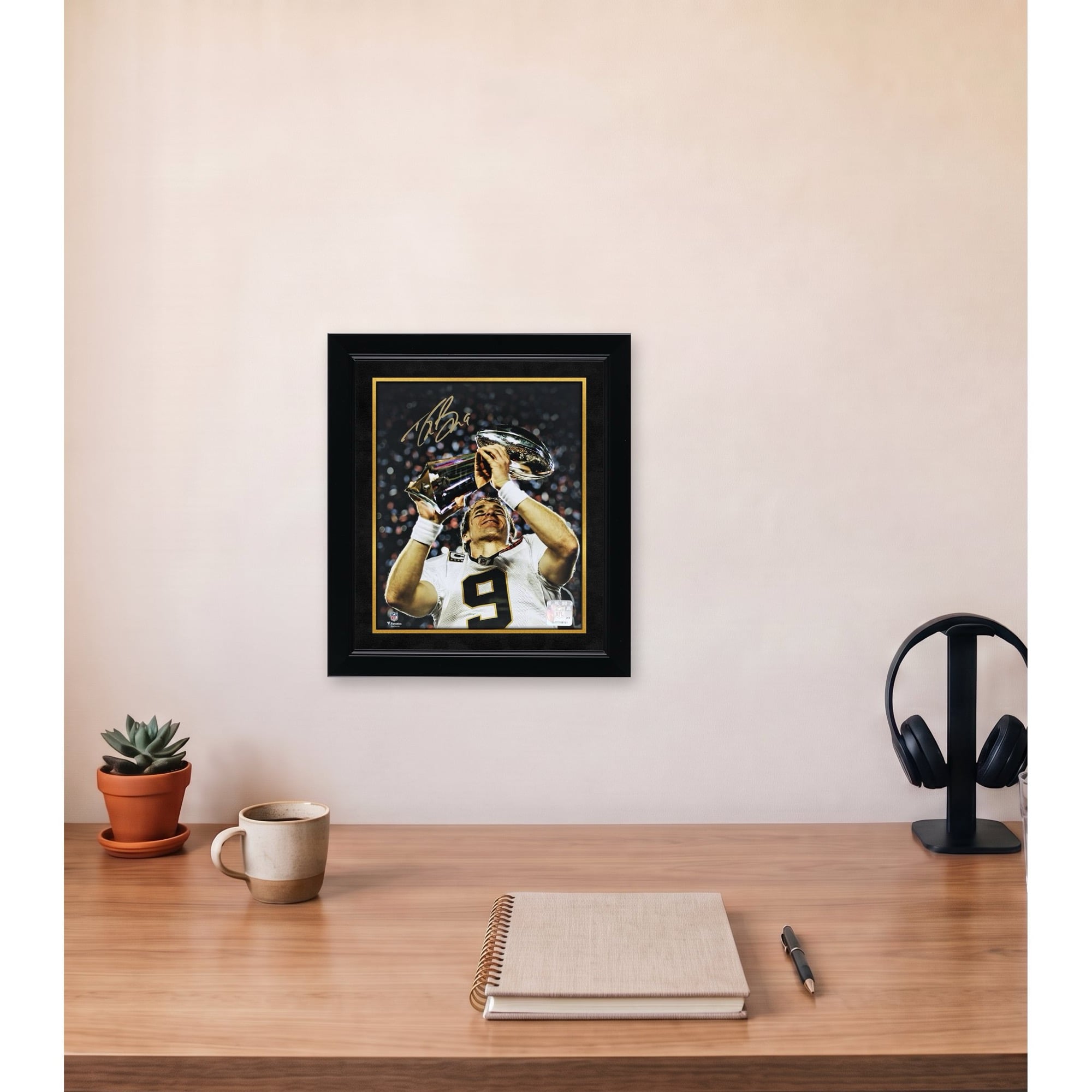 Photo dédicacée de Drew Brees (New Orleans Saints) tenant le trophée Lombardi (8 x 10 pouces).