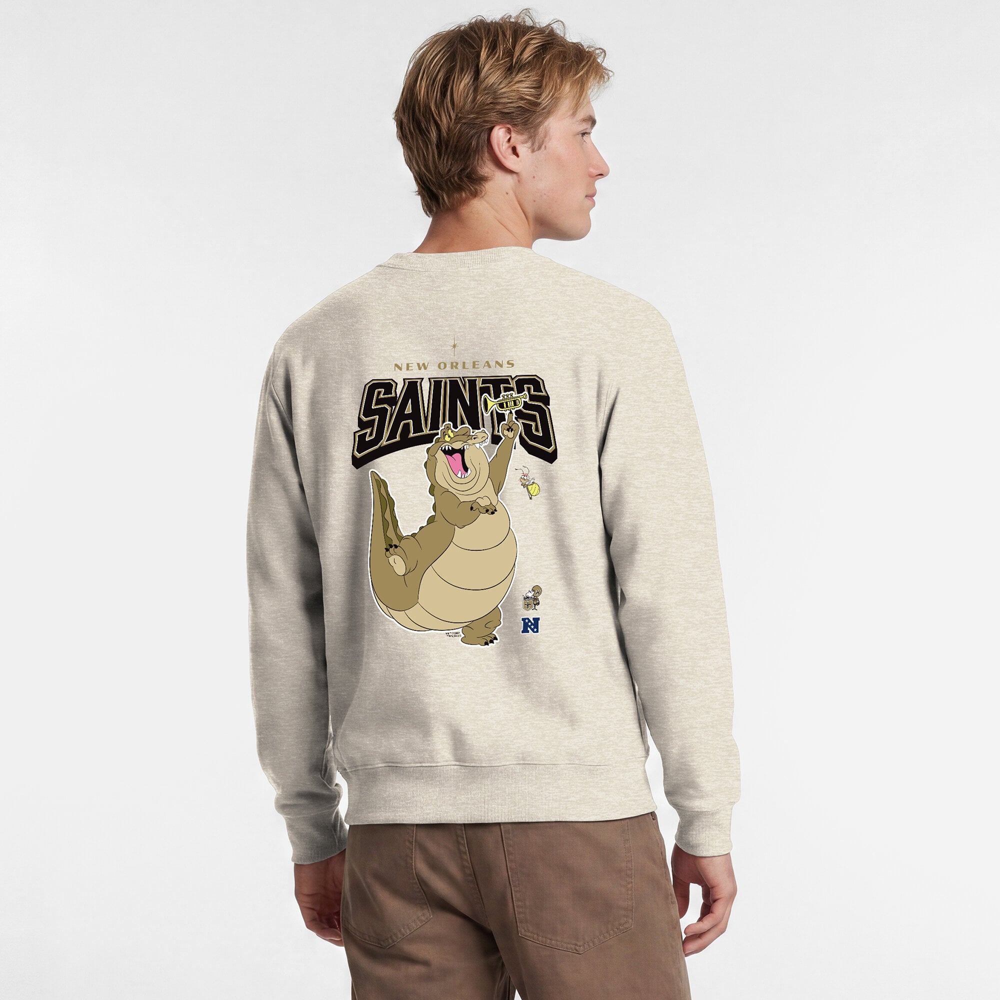 Sweat-shirt à col rond Disney x Champion pour homme, couleur avoine, logo des Saints de la Nouvelle-Orléans, Powerblend, poitrine gauche, dos.