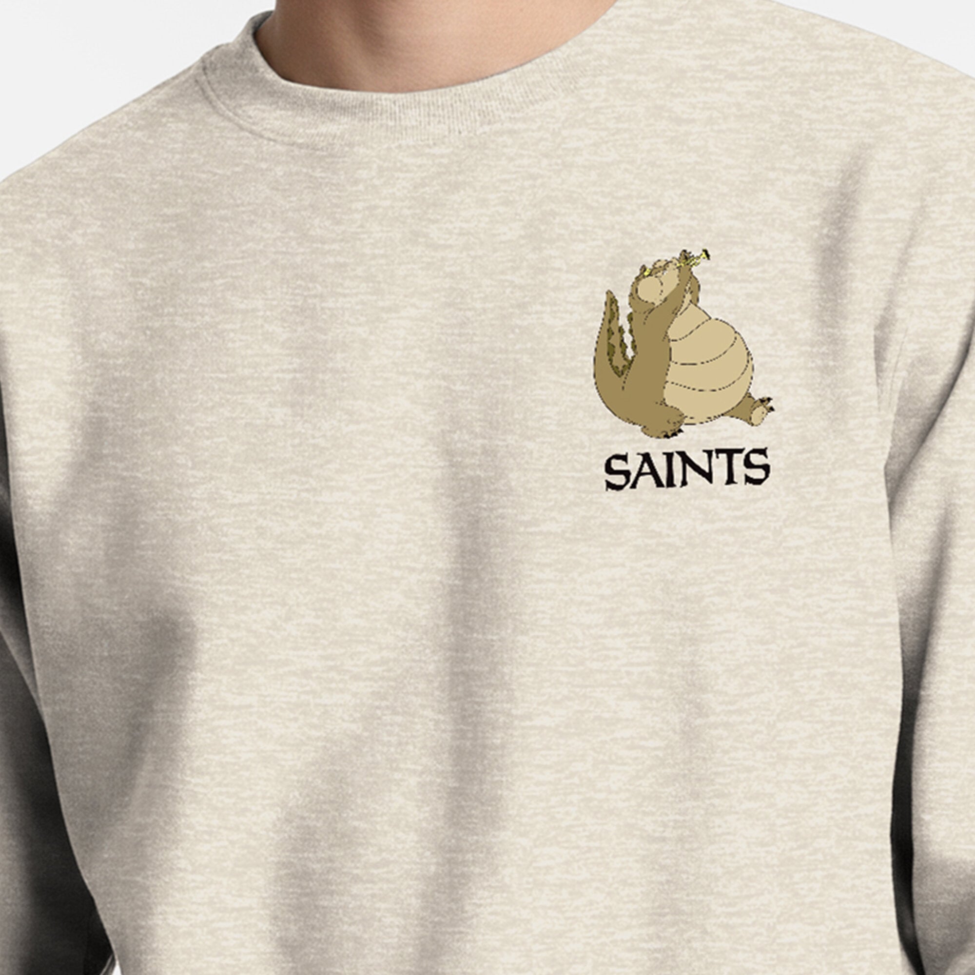 Sweat-shirt à col rond Disney x Champion pour homme, couleur avoine, logo des Saints de la Nouvelle-Orléans, Powerblend, poitrine gauche, dos.