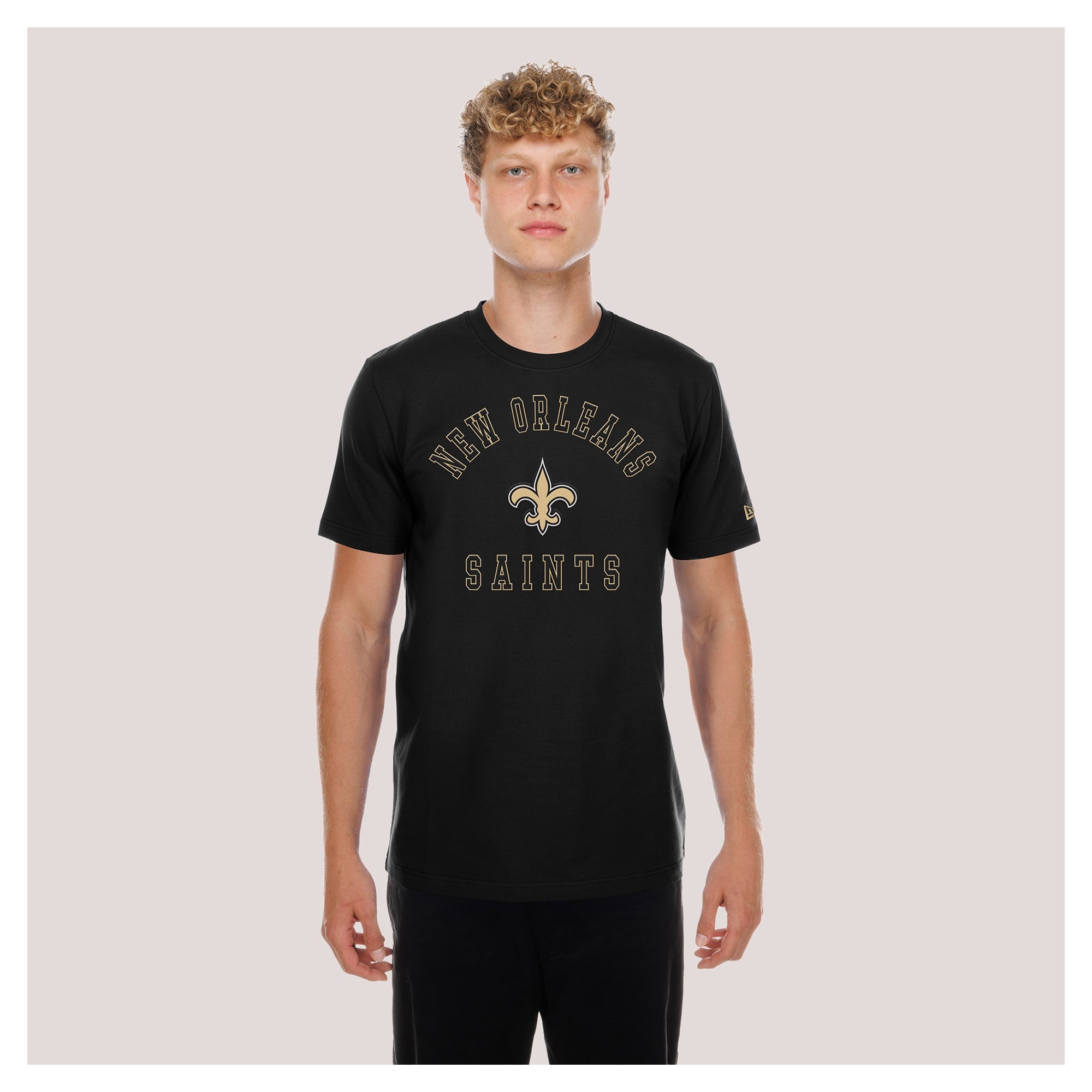 T-shirt fonctionnel New Era noir pour homme, aux couleurs des Saints de la Nouvelle-Orléans.