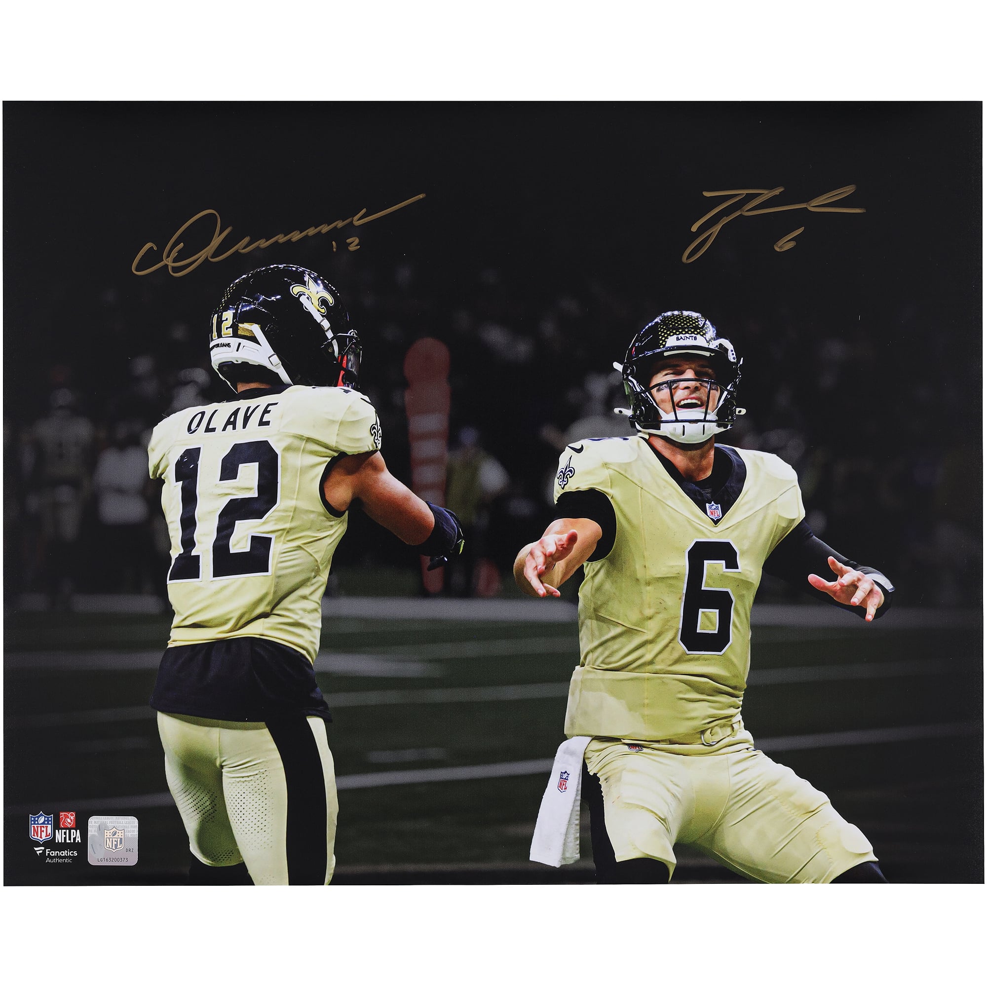 Photo dédicacée de Tyler Shough et Chris Olave, joueurs des New Orleans Saints, célébrant un touchdown (40 x 50 cm).