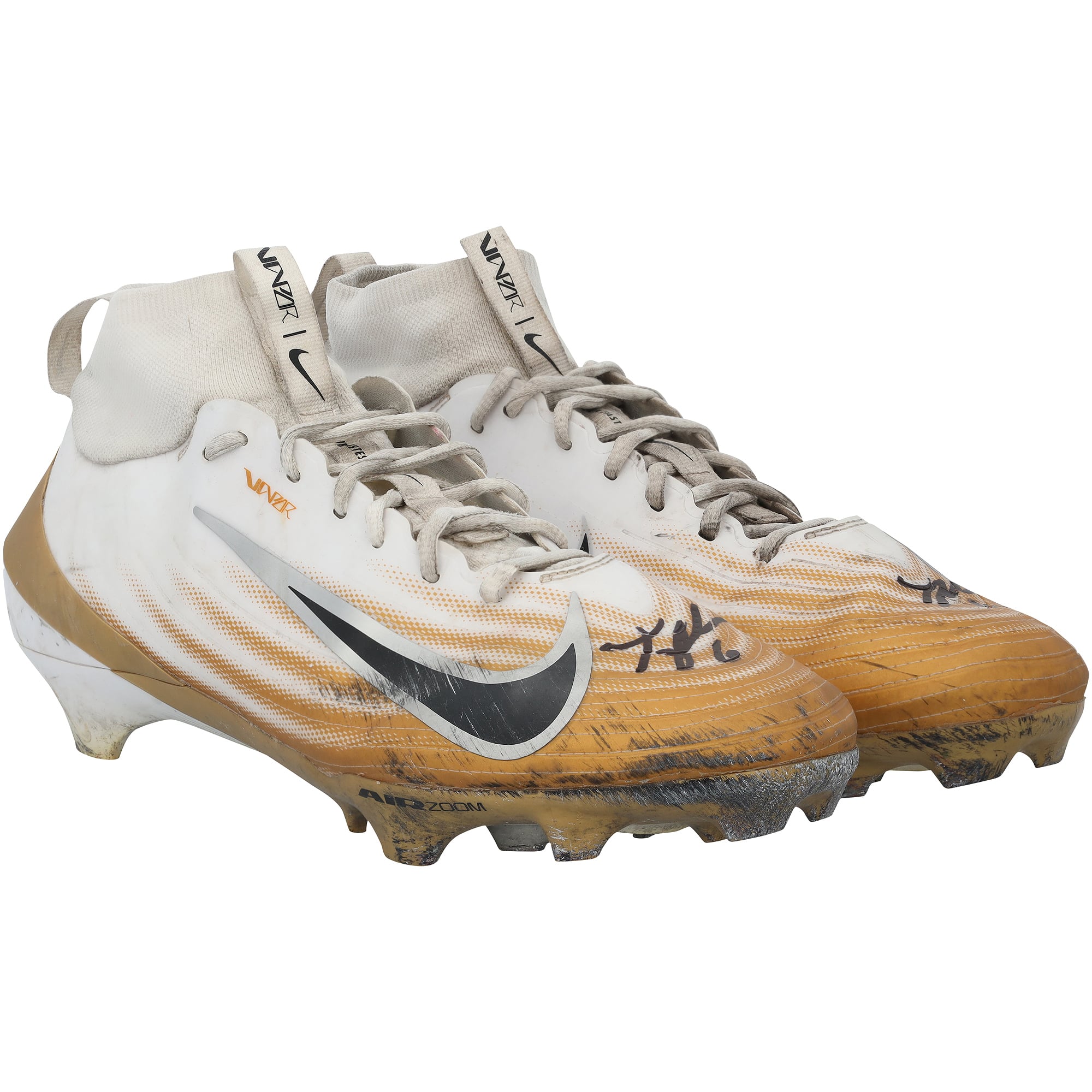 Crampons Nike blancs et or portés en match par Tyler Shough (New Orleans Saints) lors de la saison NFL 2025-26