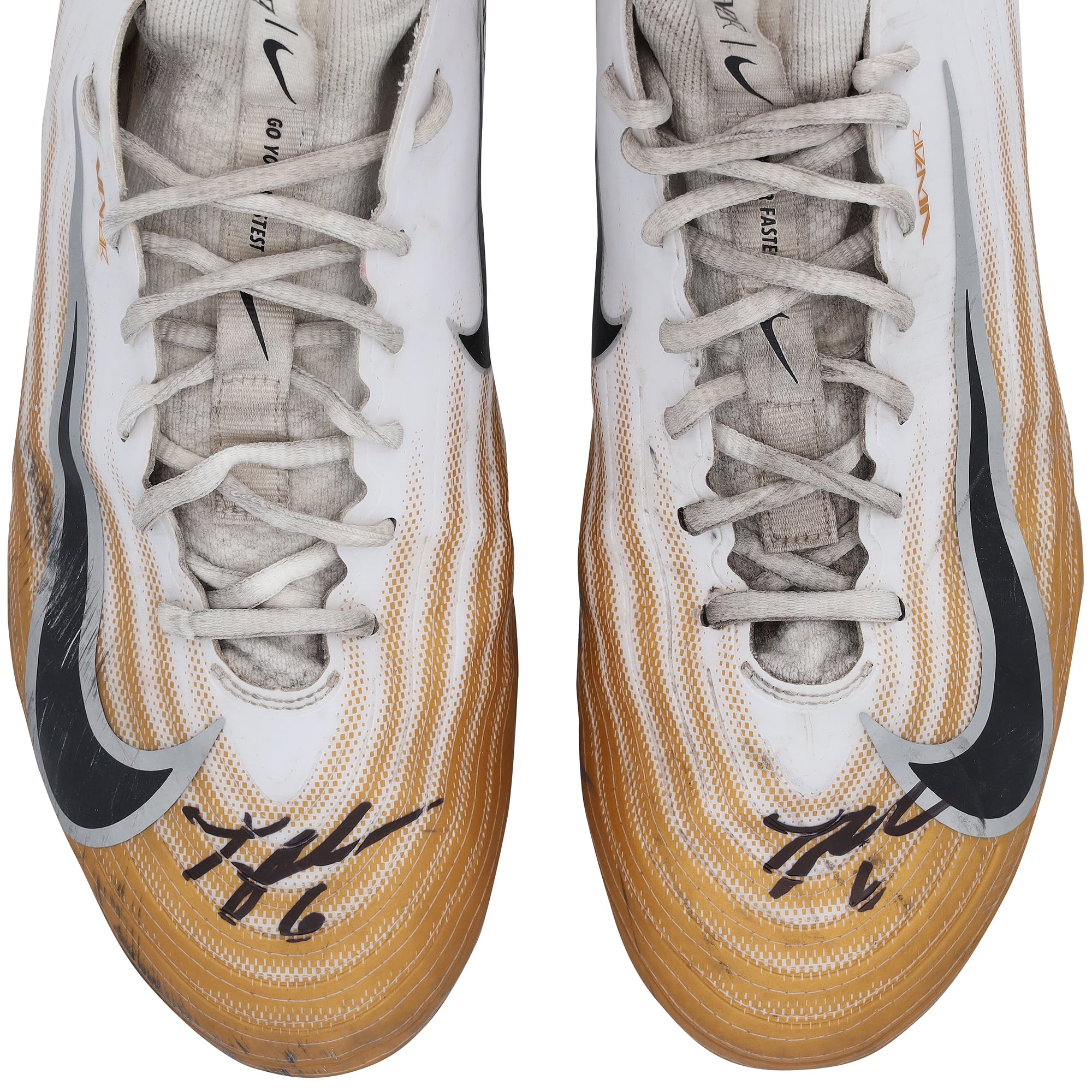 Crampons Nike blancs et or portés en match par Tyler Shough (New Orleans Saints) lors de la saison NFL 2025-26