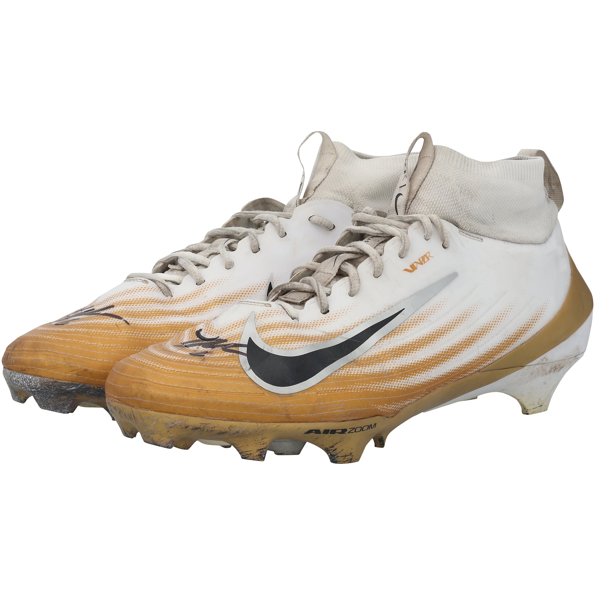 Crampons Nike blancs et or portés en match par Tyler Shough (New Orleans Saints) lors de la saison NFL 2025-26