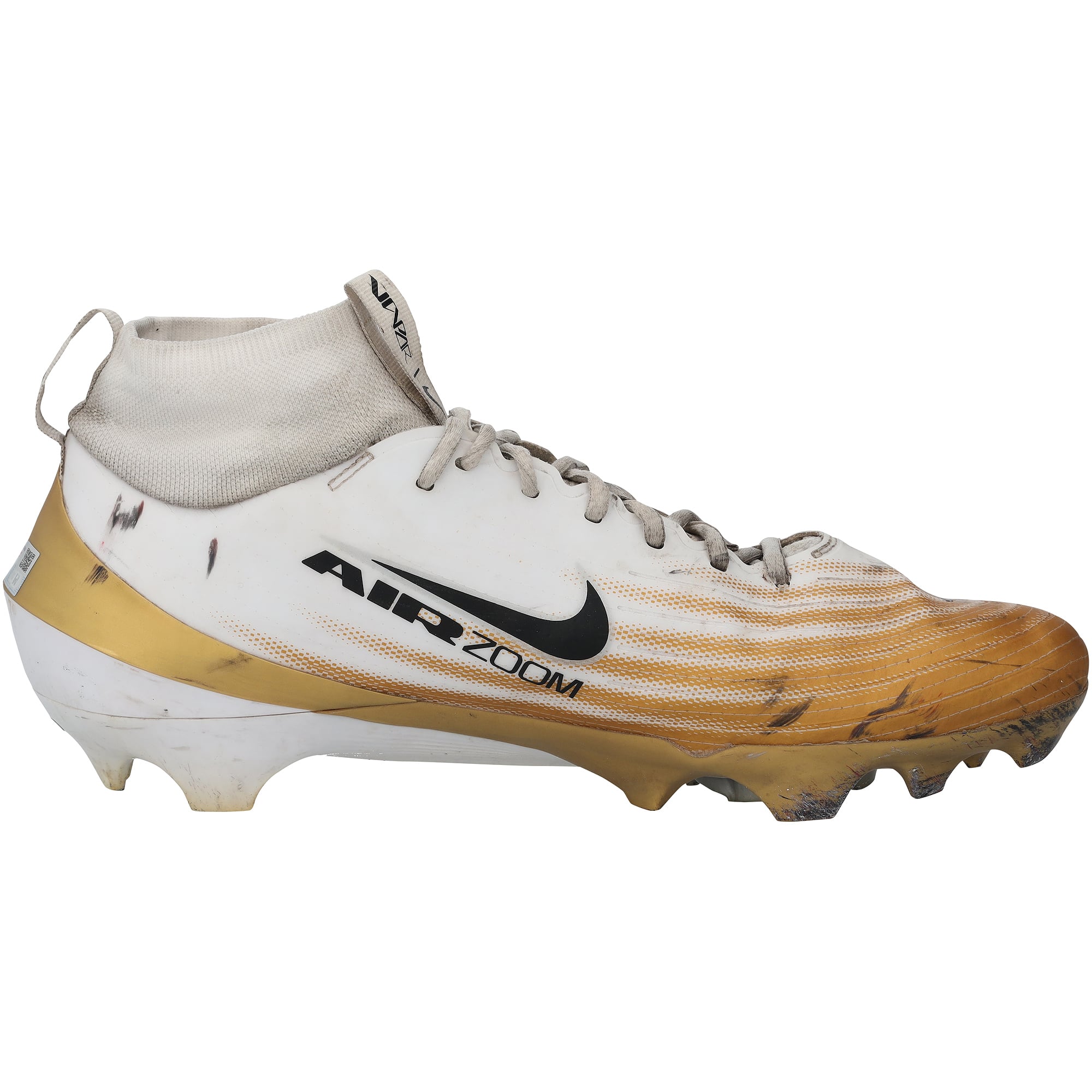 Crampons Nike blancs et or portés en match par Tyler Shough (New Orleans Saints) lors de la saison NFL 2025-26