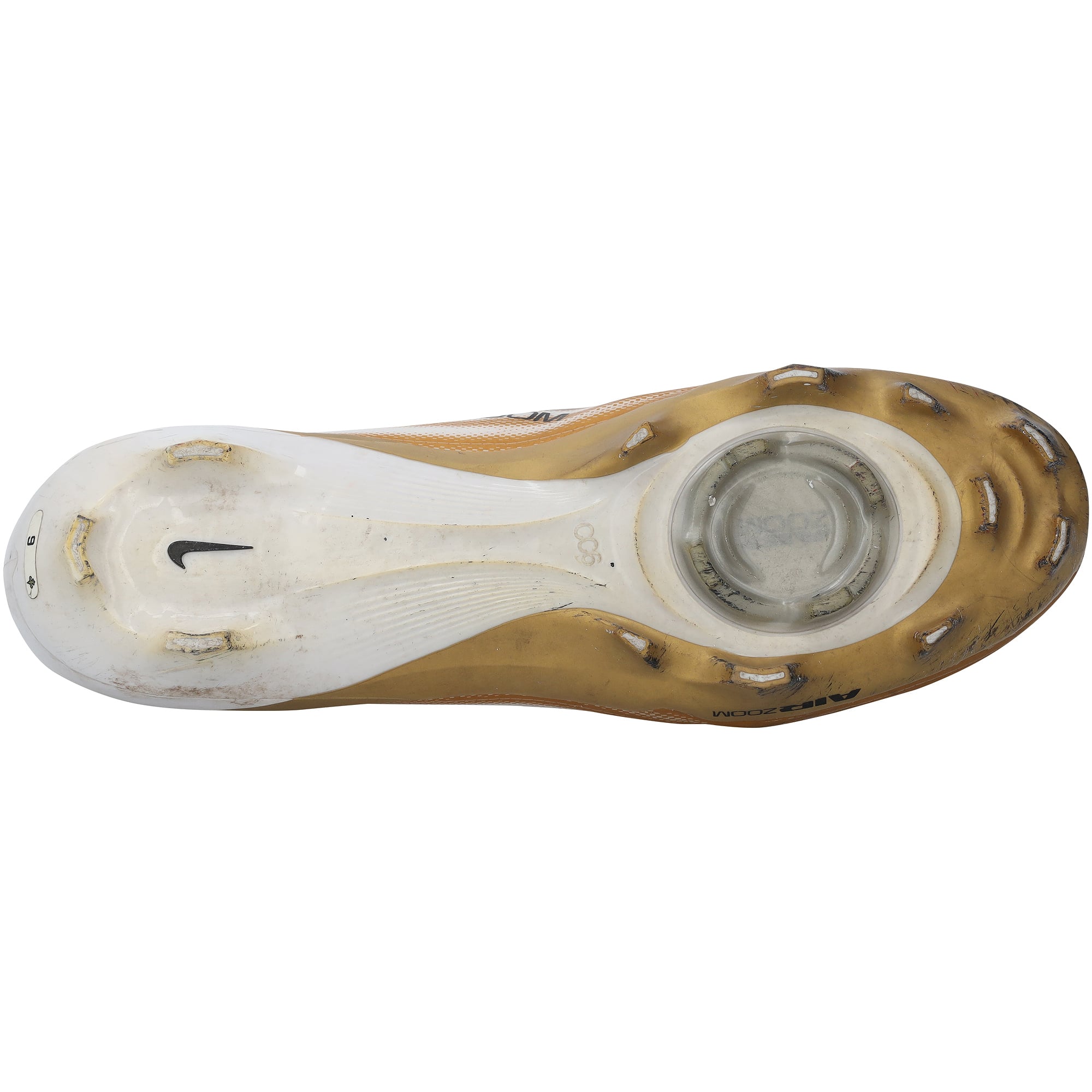 Crampons Nike blancs et or portés en match par Tyler Shough (New Orleans Saints) lors de la saison NFL 2025-26