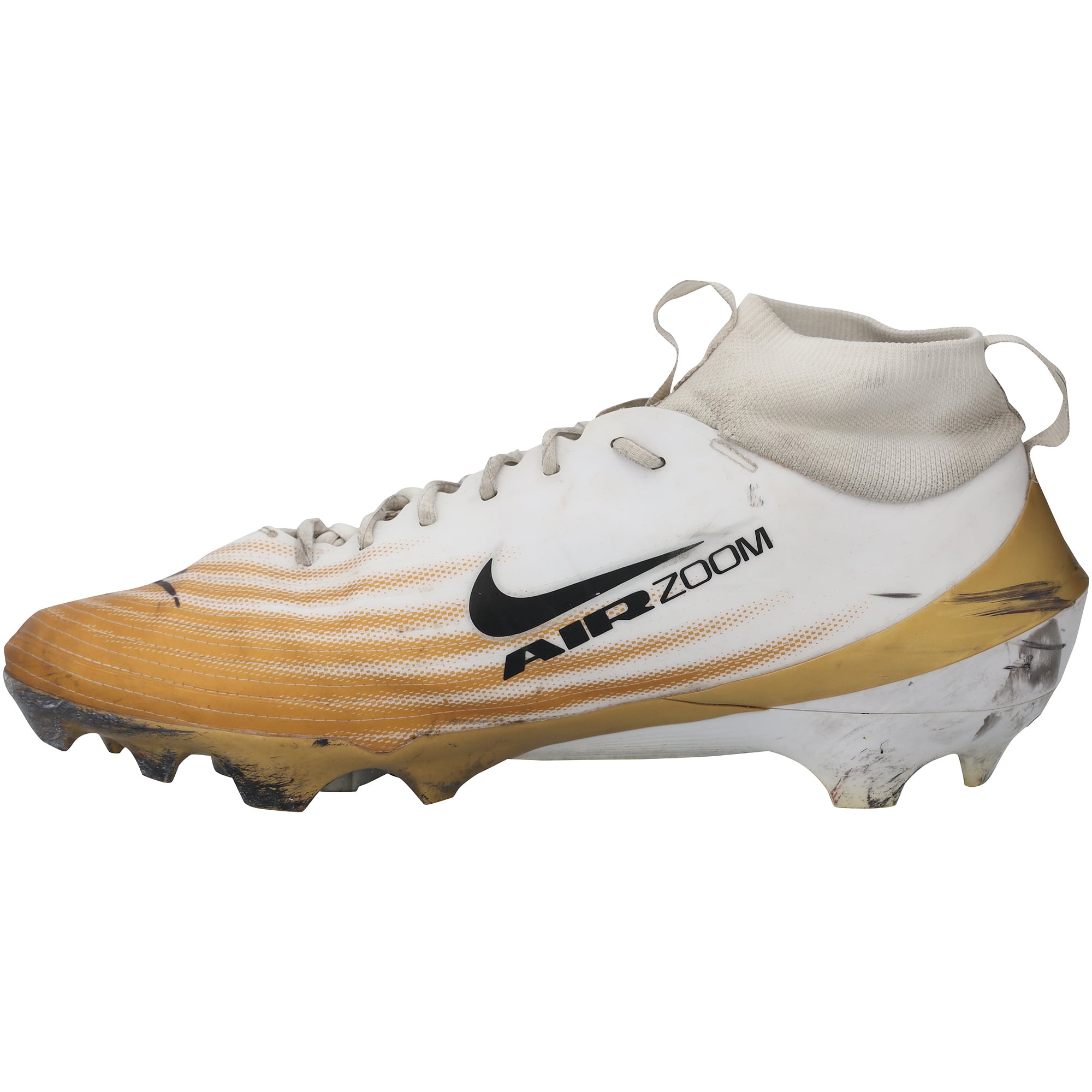 Crampons Nike blancs et or portés en match par Tyler Shough (New Orleans Saints) lors de la saison NFL 2025-26