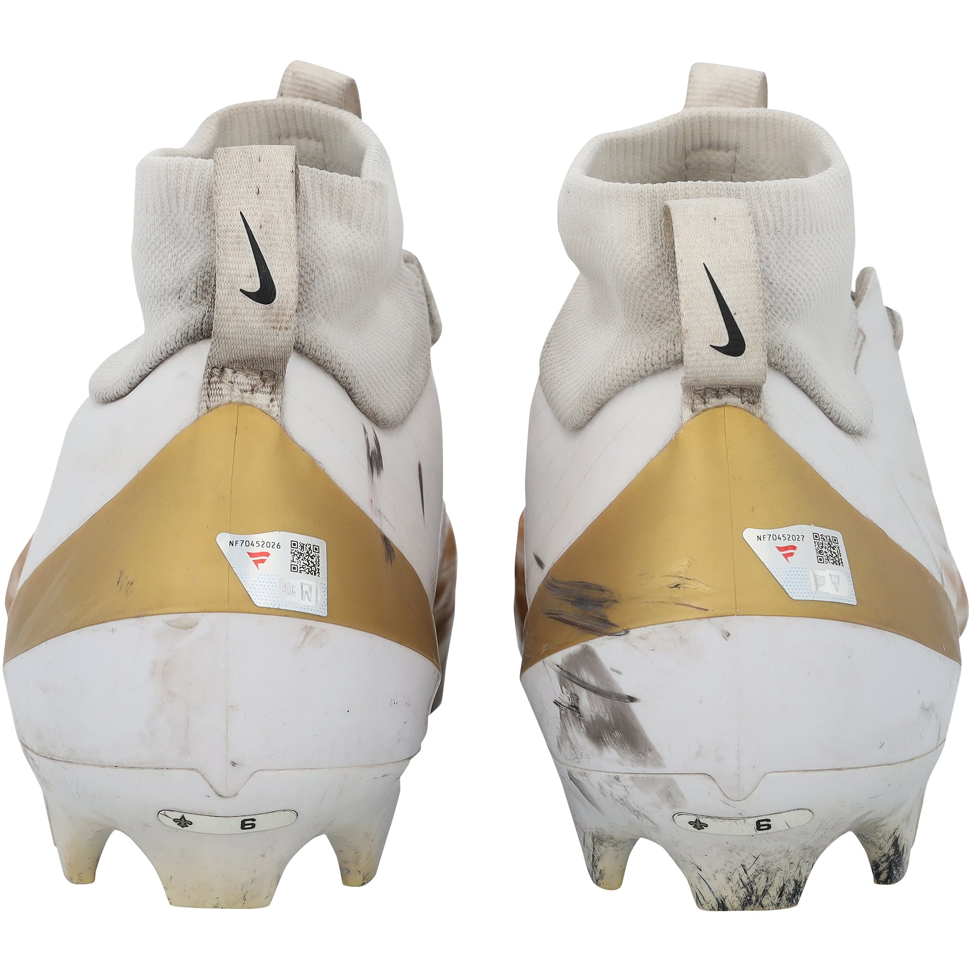 Crampons Nike blancs et or portés en match par Tyler Shough (New Orleans Saints) lors de la saison NFL 2025-26