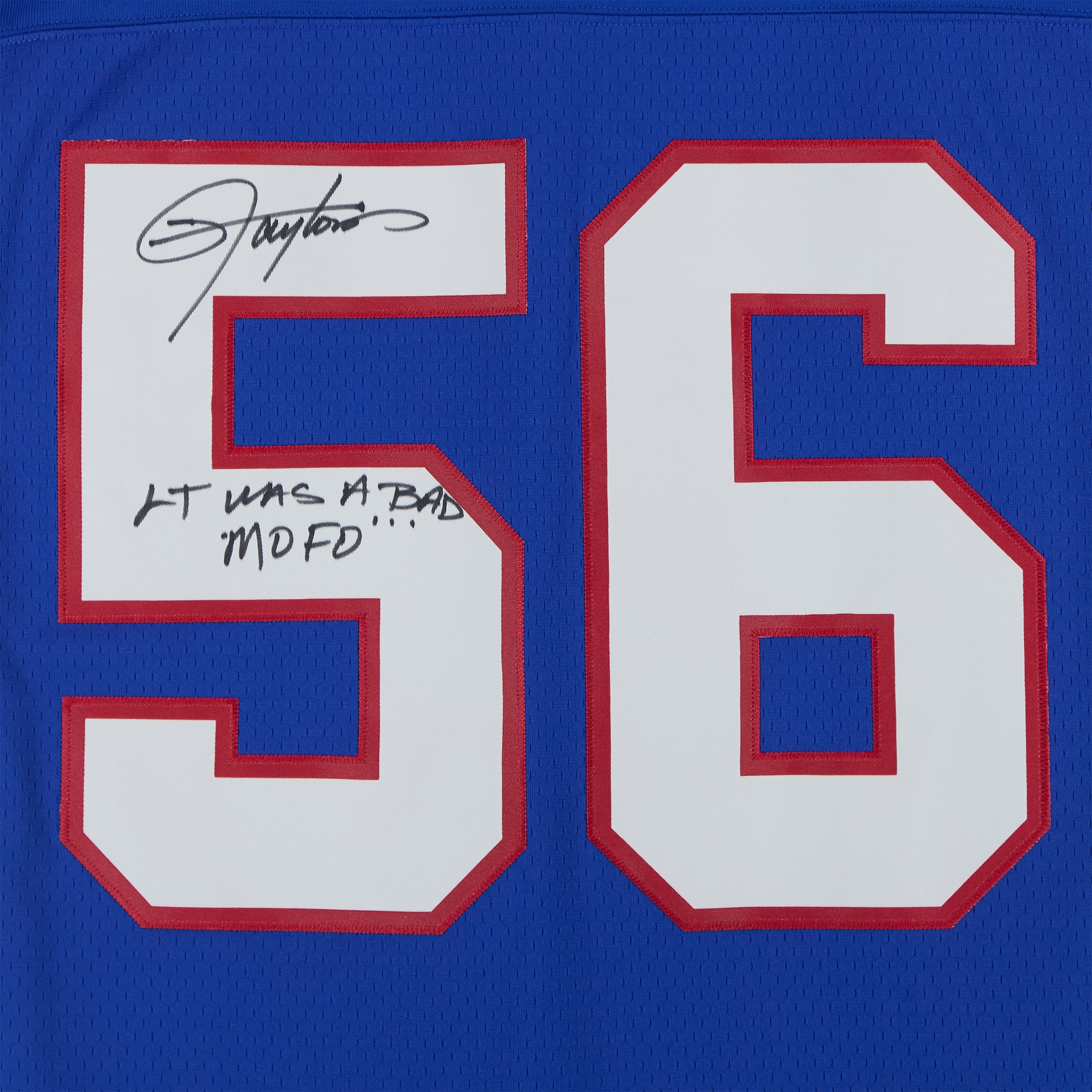 Maillot réplique Royal Mitchell & Ness 1986 des Giants de New York, autographié par Lawrence Taylor, avec inscription « LT Was A Bad MOFO ».