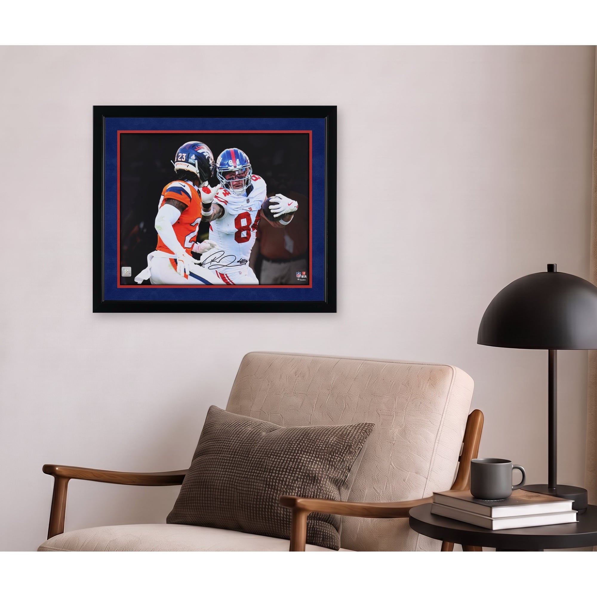 Photo dédicacée de Theo Johnson (New York Giants) - 40 x 50 cm (16 x 20 pouces) - Style « Stiff Arm Spotlight »