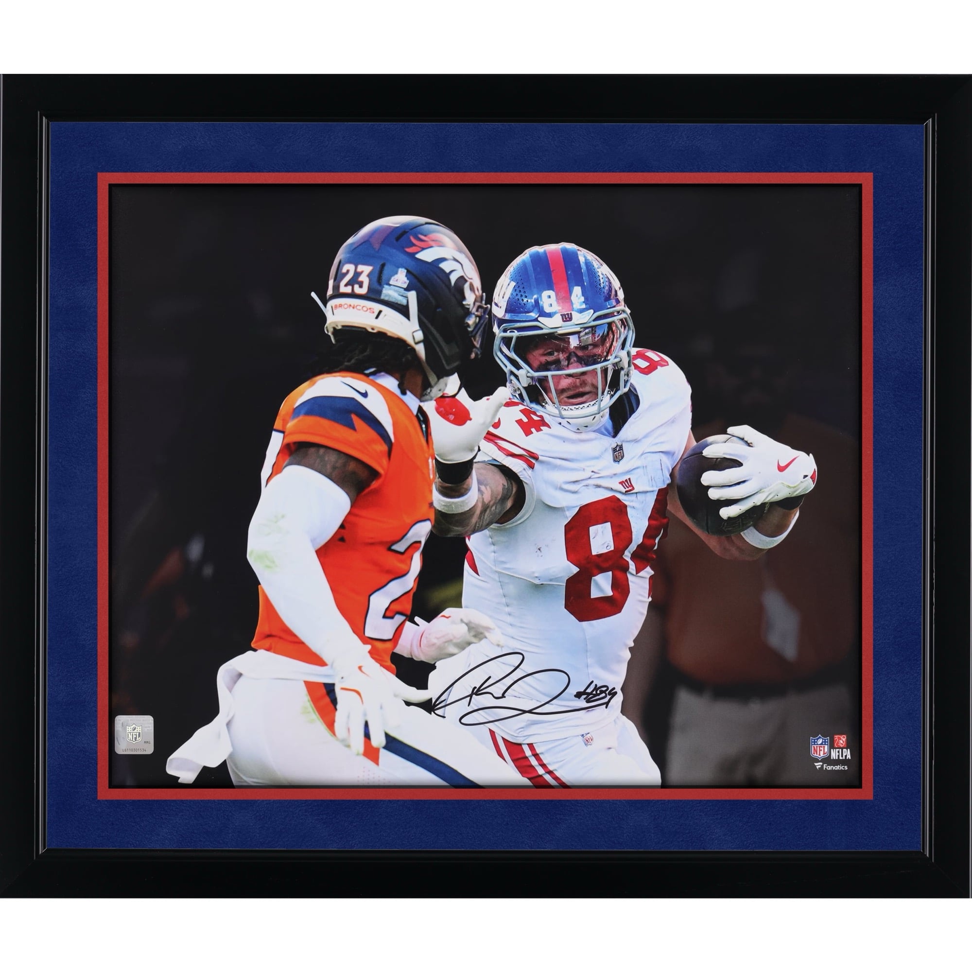 Photo dédicacée de Theo Johnson (New York Giants) - 40 x 50 cm (16 x 20 pouces) - Style « Stiff Arm Spotlight »