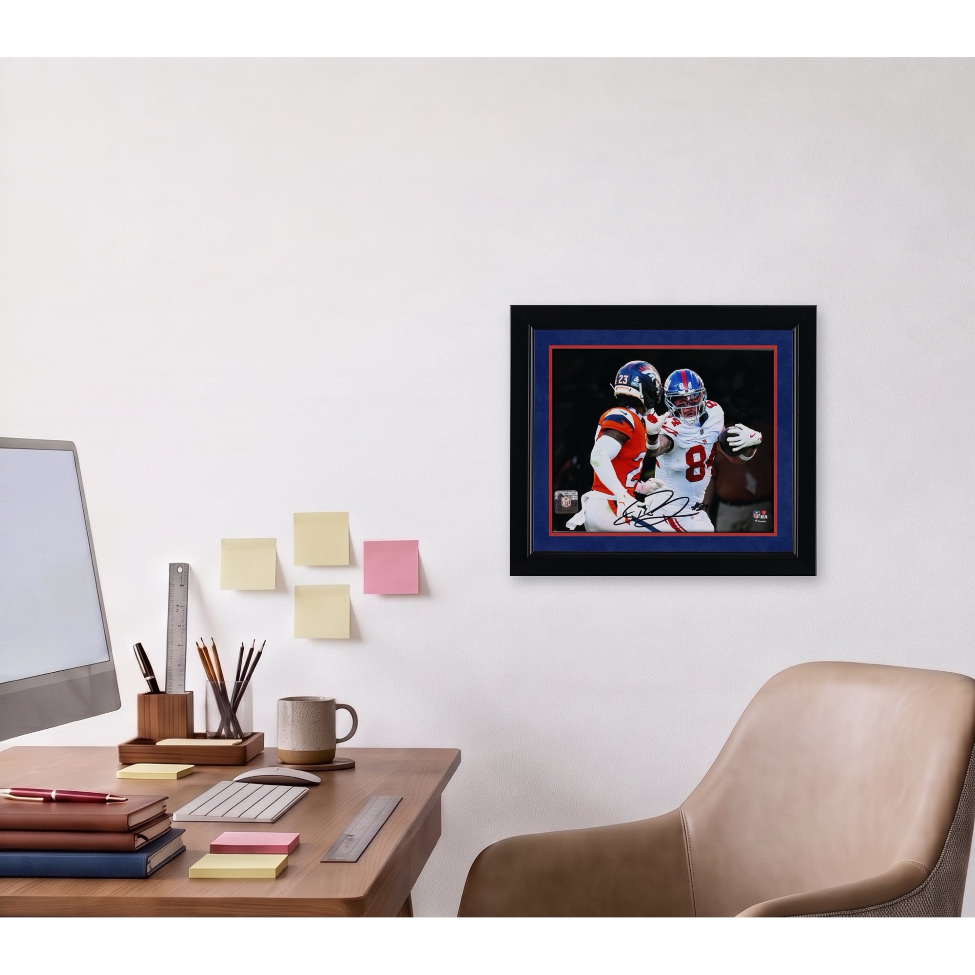 Photo dédicacée de Theo Johnson (New York Giants) - 20 x 25 cm (8 x 10 pouces) - Style « Stiff Arm Spotlight »