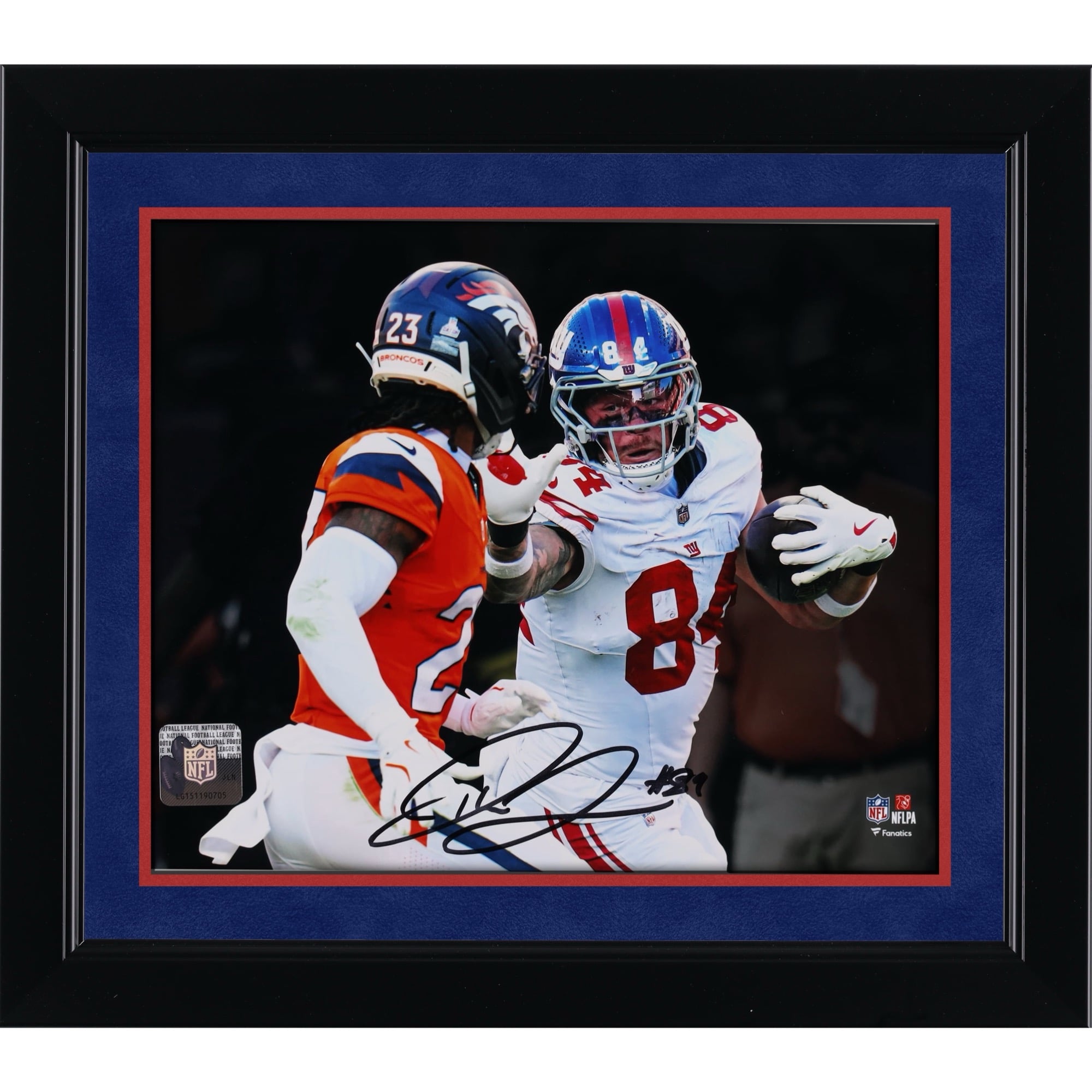 Photo dédicacée de Theo Johnson (New York Giants) - 20 x 25 cm (8 x 10 pouces) - Style « Stiff Arm Spotlight »