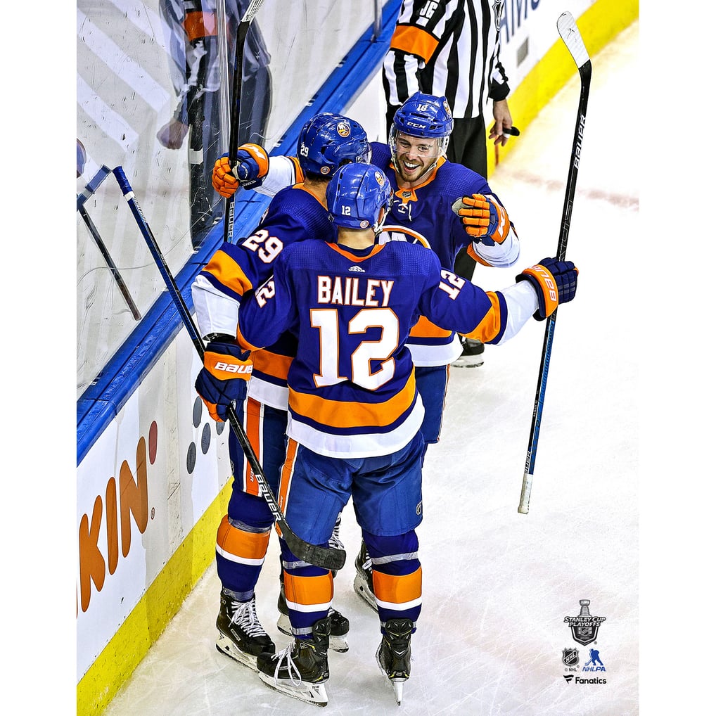 Photographie authentique non signée de célébration de but des séries éliminatoires de la Coupe Stanley 2020 de Brock Nelson, Josh Bailey et Anthony Beauvillier des fanatiques des Islanders de New York