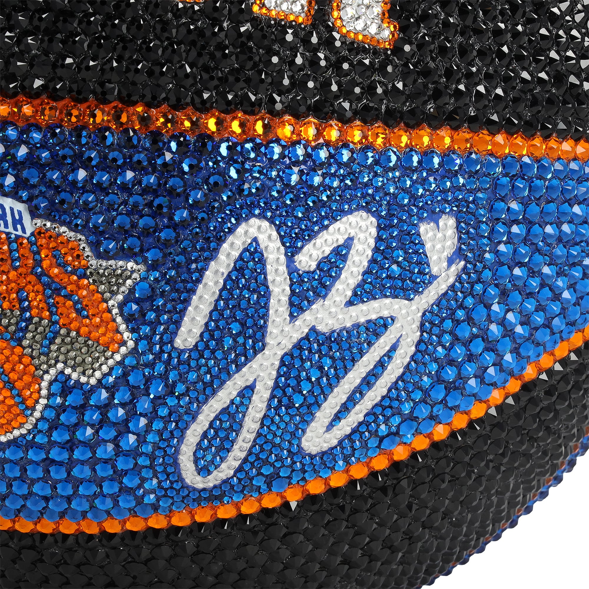Ballon de basket collector Wilson édition hommage 2023-2024, signé par Jalen Brunson (New York Knicks) et orné de cristaux Swarovski - Illustration par Rock On Sports