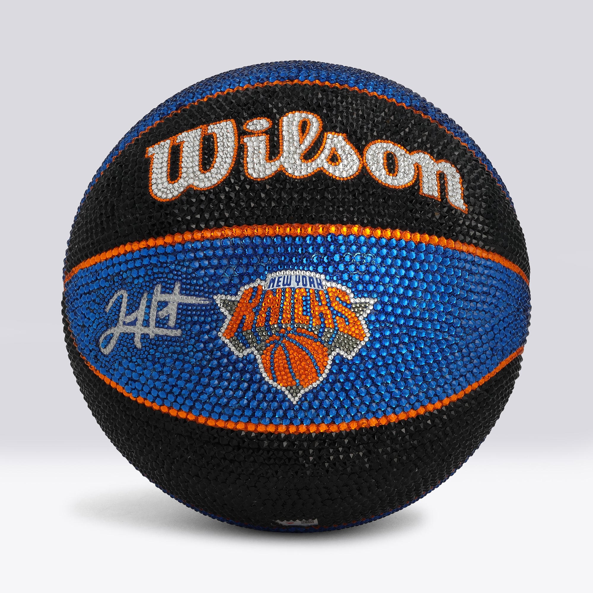 Ballon de basket-ball Wilson Team Tribute noir et bleu autographié par Josh Hart (New York Knicks) - Illustration par Rock On Sports