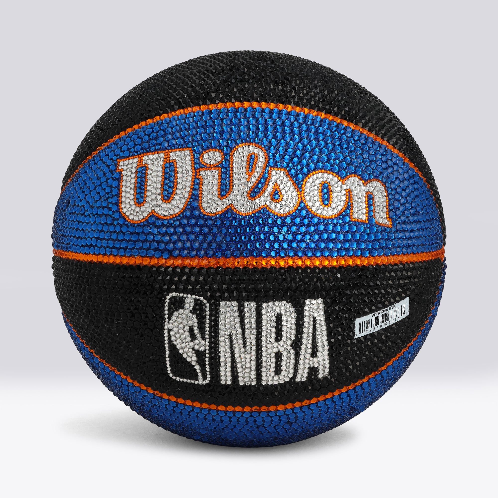 Ballon de basket-ball Wilson Team Tribute noir et bleu autographié par Josh Hart (New York Knicks) - Illustration par Rock On Sports