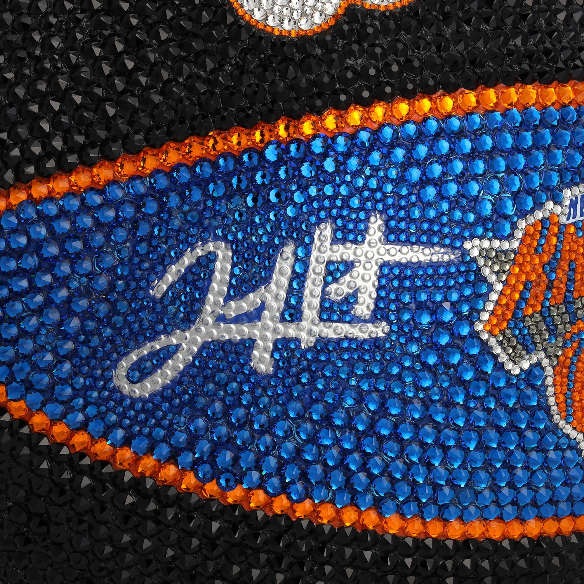 Ballon de basket-ball Wilson Team Tribute noir et bleu autographié par Josh Hart (New York Knicks) - Illustration par Rock On Sports
