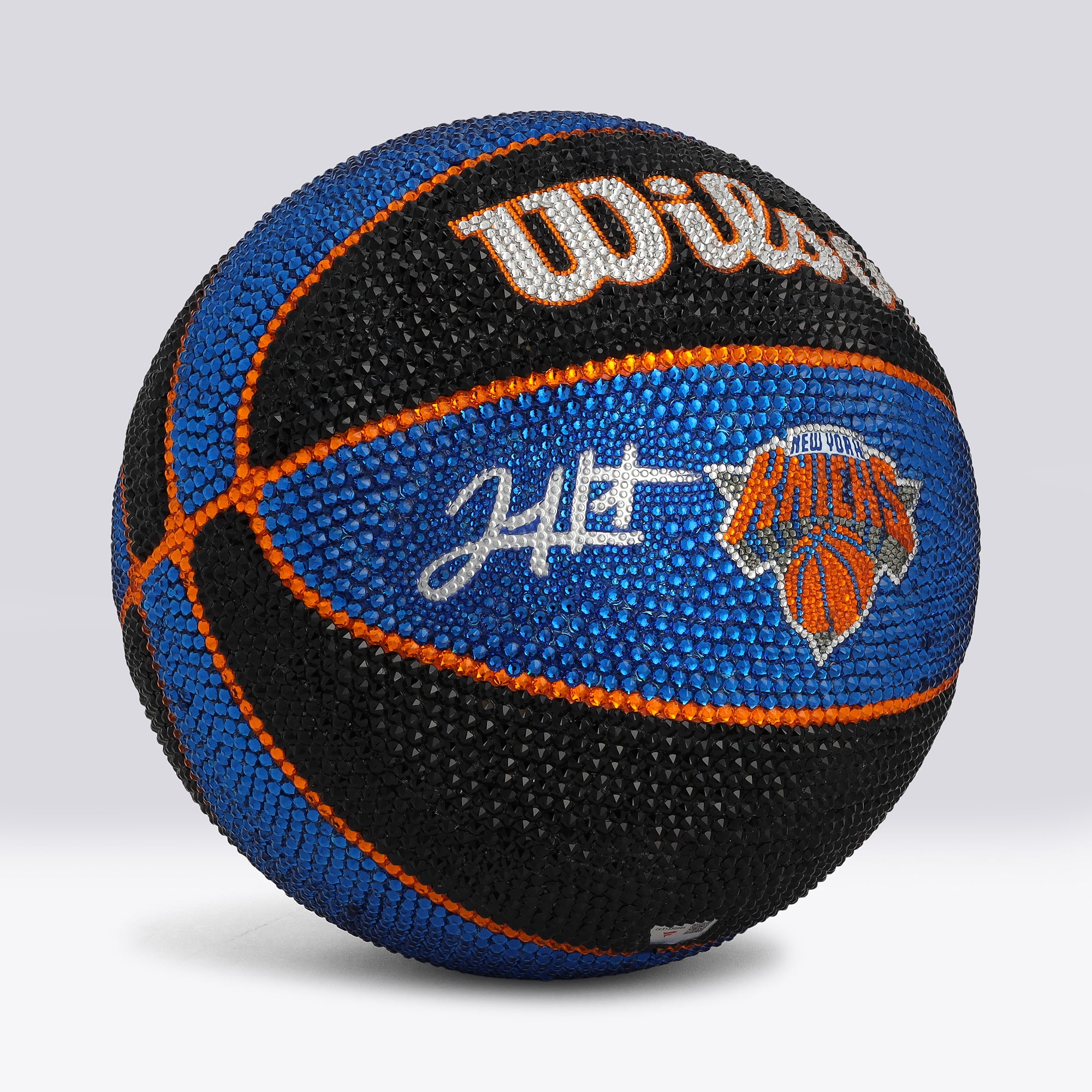 Ballon de basket-ball Wilson Team Tribute noir et bleu autographié par Josh Hart (New York Knicks) - Illustration par Rock On Sports