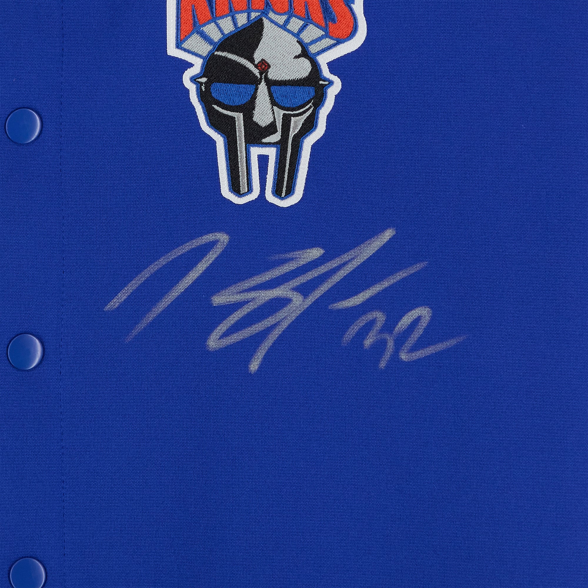 T-shirt bleu autographié par Karl-Anthony Towns des New York Knicks, collection MF DOOM x NY Knicks x Mitchell & Ness « A New York Story », format Full-Snap Shooting