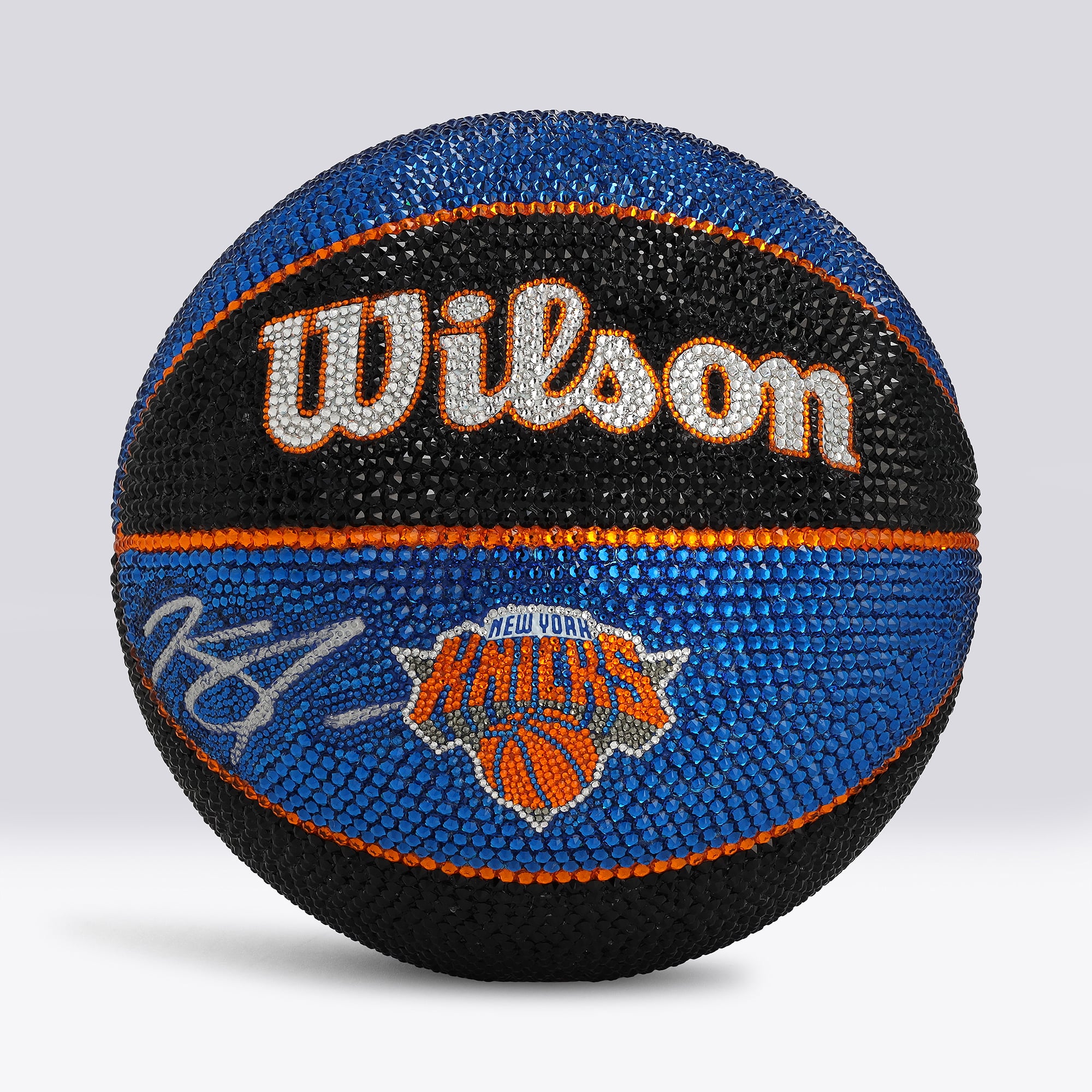 Ballon de basket Wilson Black and Blue Tribute autographié par Karl-Anthony Towns (New York Knicks) - Illustration par Rock On Sports