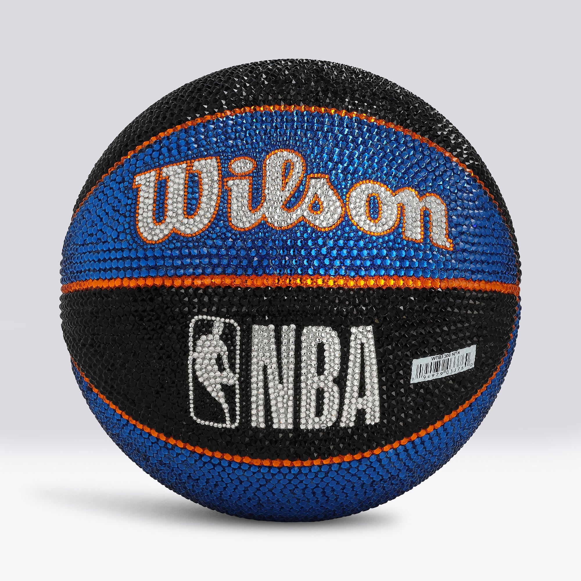Ballon de basket Wilson Black and Blue Tribute autographié par Karl-Anthony Towns (New York Knicks) - Illustration par Rock On Sports