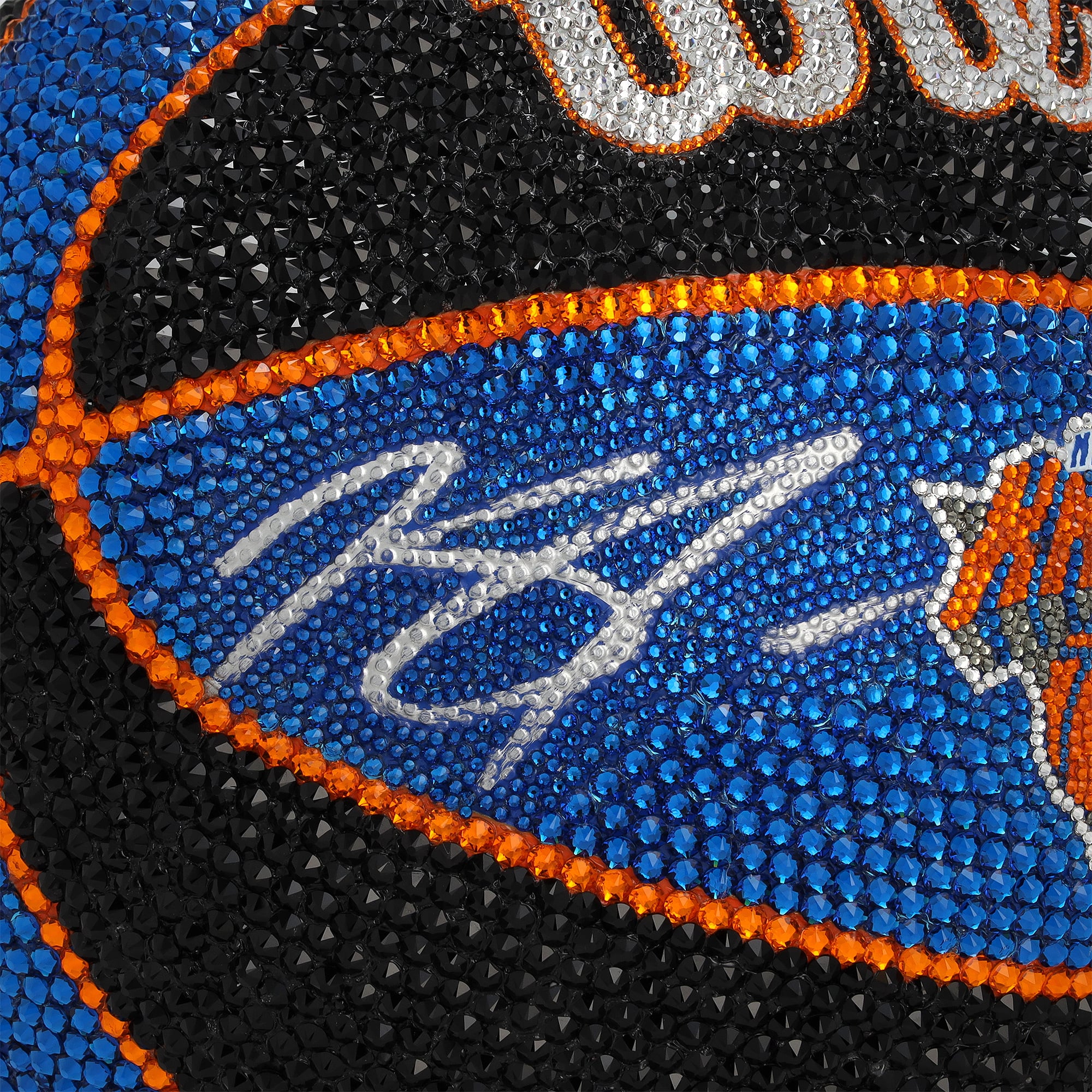 Ballon de basket Wilson Black and Blue Tribute autographié par Karl-Anthony Towns (New York Knicks) - Illustration par Rock On Sports