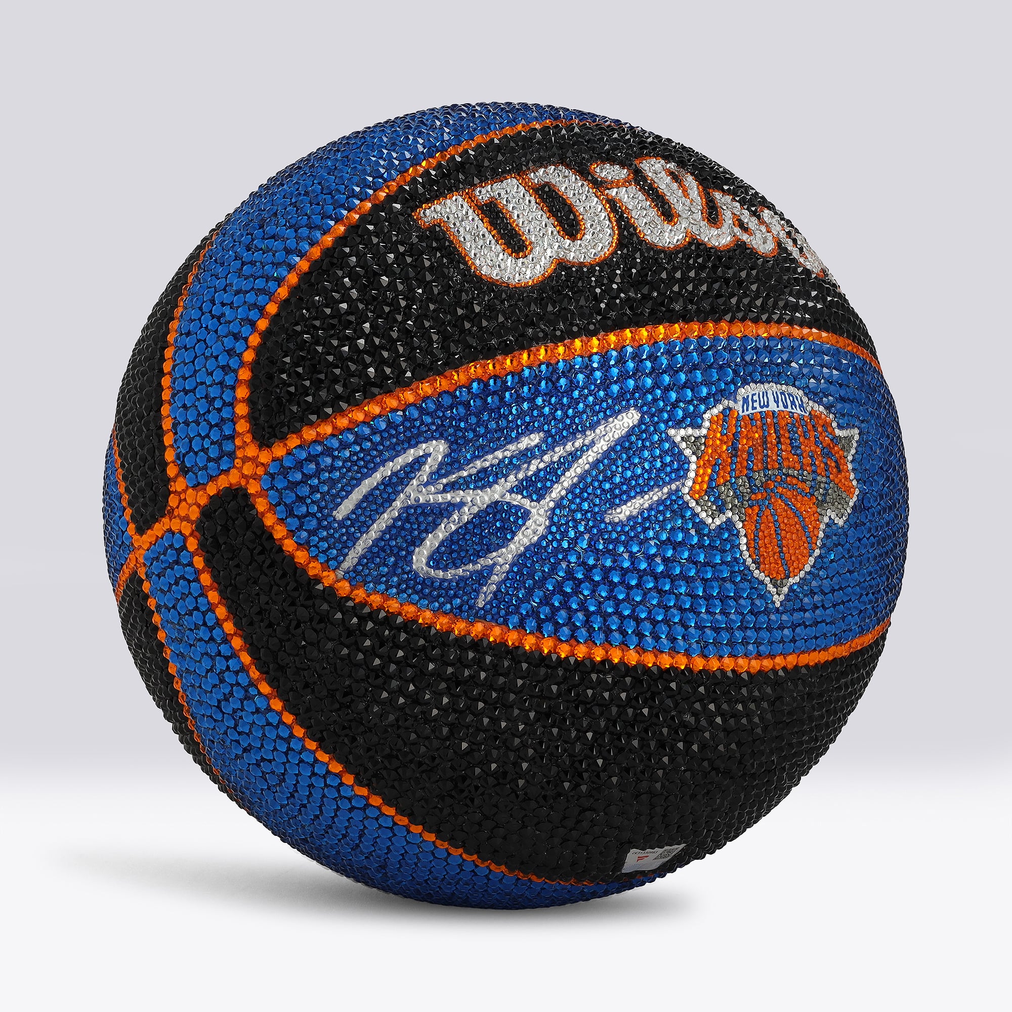 Ballon de basket Wilson Black and Blue Tribute autographié par Karl-Anthony Towns (New York Knicks) - Illustration par Rock On Sports