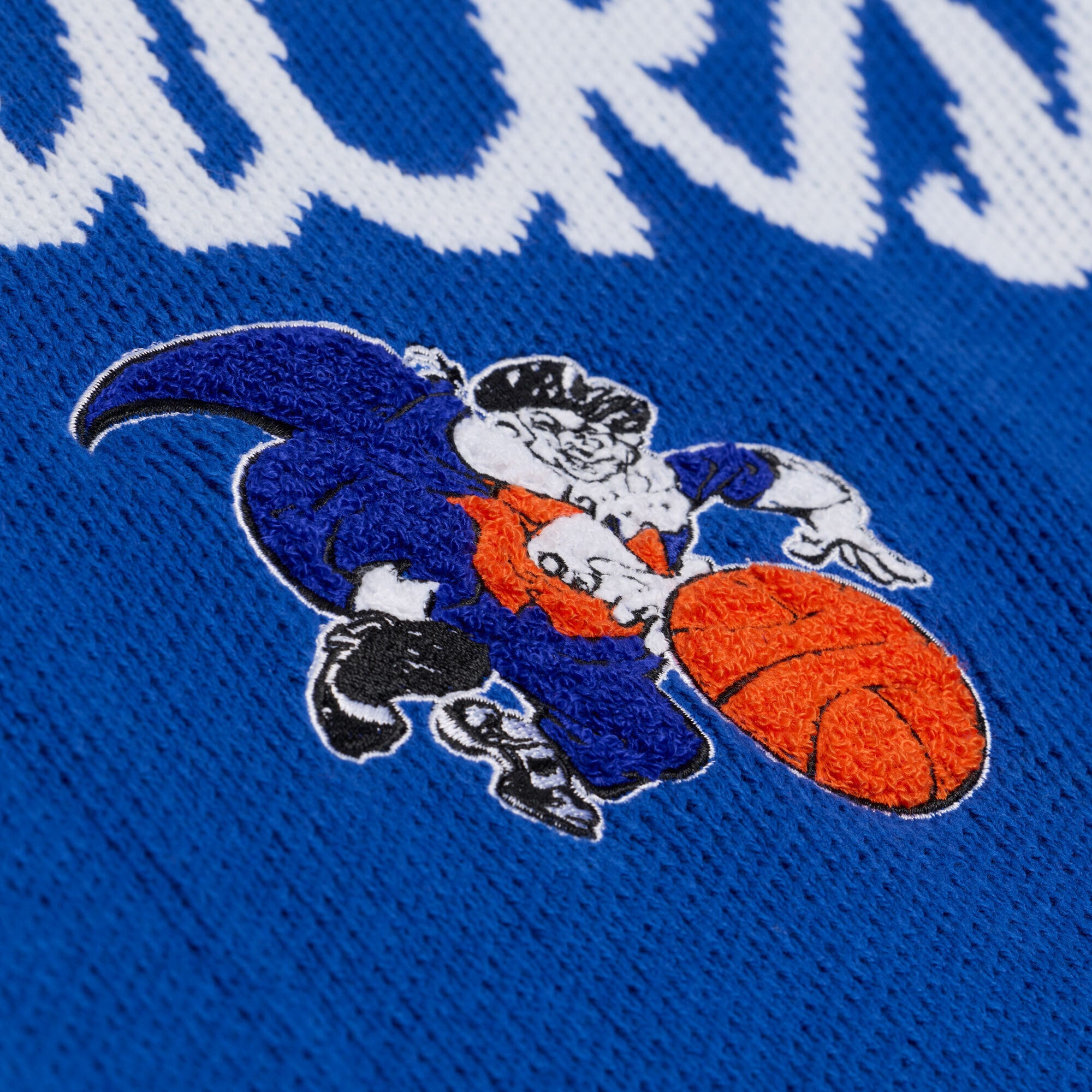 Pull Mitchell & Ness bleu pour homme, modèle entraîneur-chef des Knicks de New York.