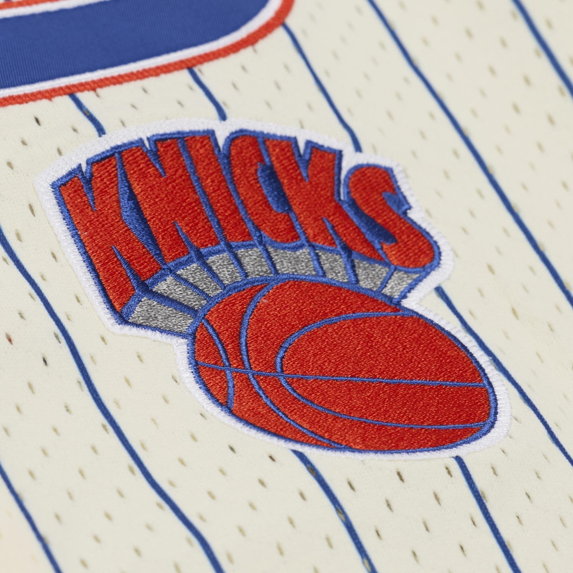 Maillot Mitchell & Ness Carmelo Anthony crème New York Knicks Hardwood Classics pour homme, en maille et à boutons.