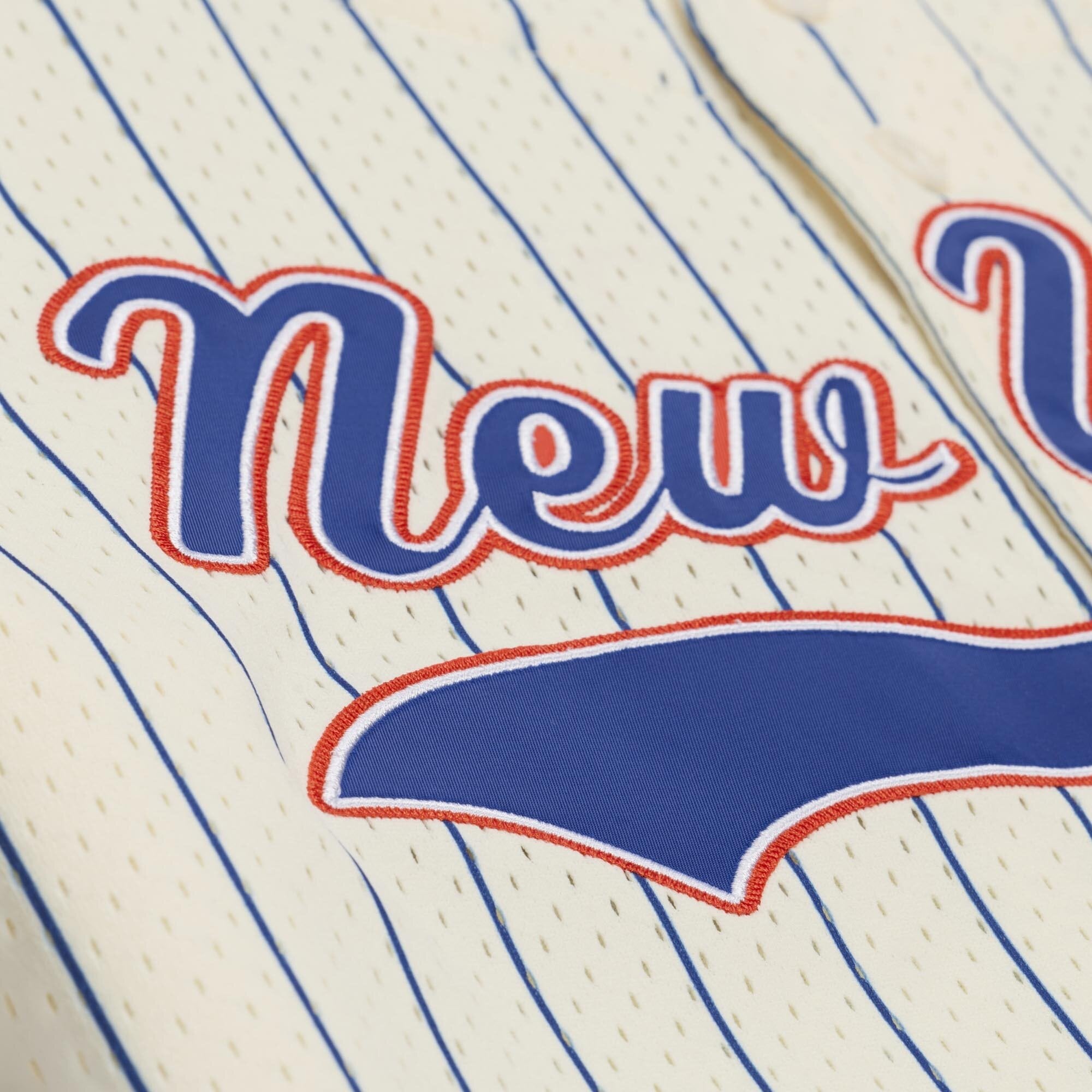 Maillot Mitchell & Ness Carmelo Anthony crème New York Knicks Hardwood Classics pour homme, en maille et à boutons.