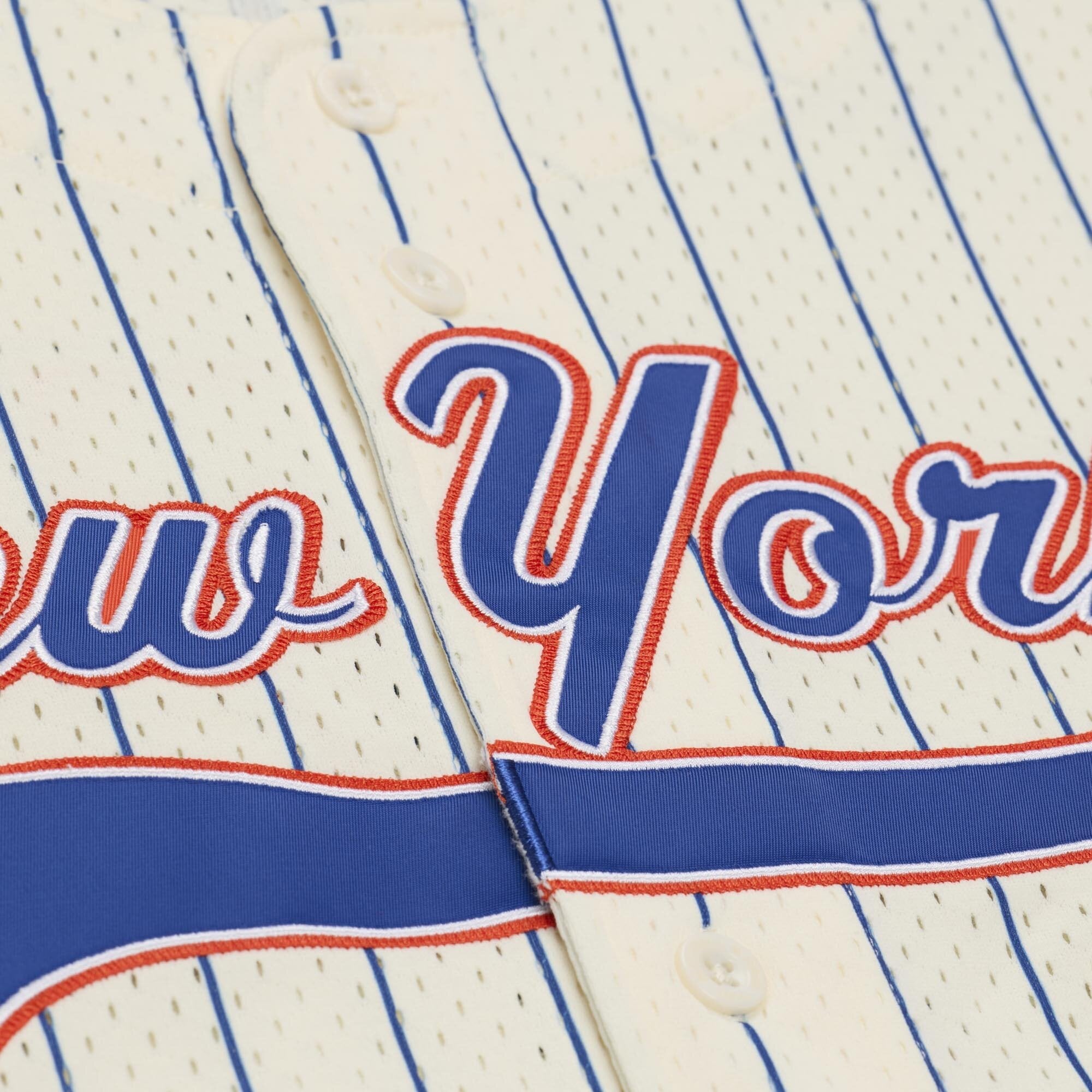 Maillot Mitchell & Ness Carmelo Anthony crème New York Knicks Hardwood Classics pour homme, en maille et à boutons.