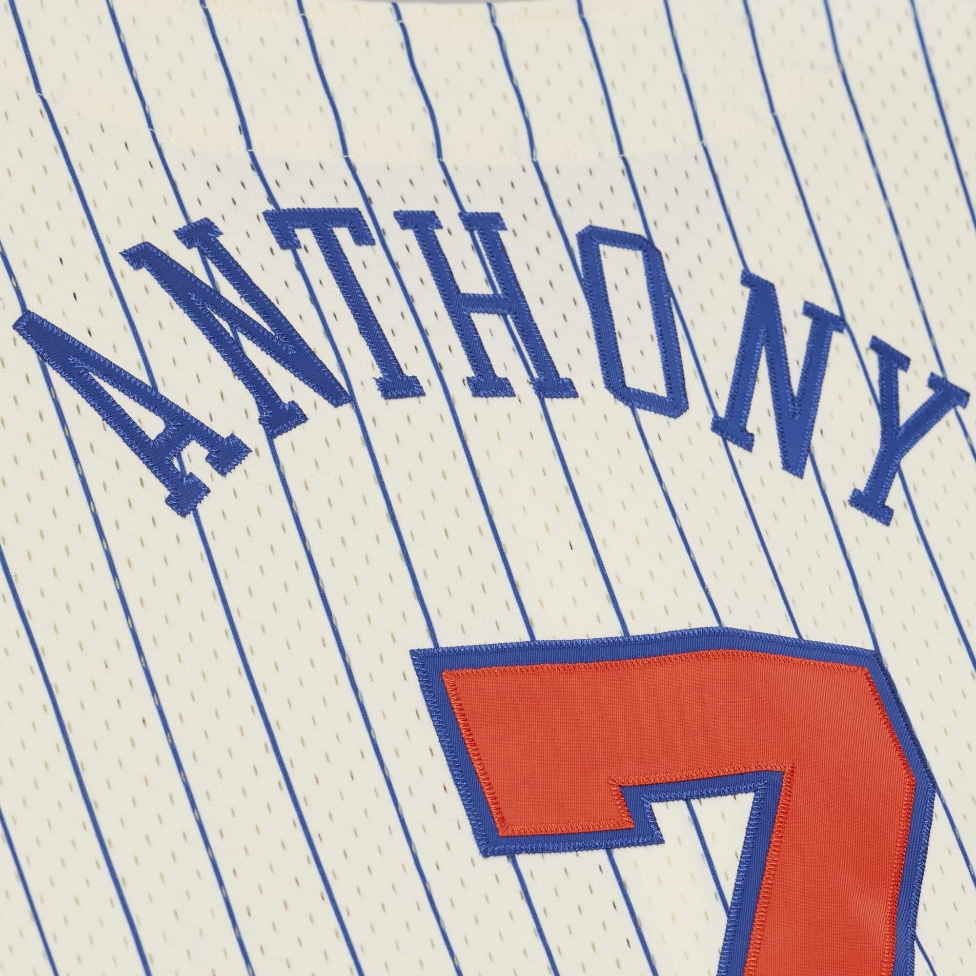 Maillot Mitchell & Ness Carmelo Anthony crème New York Knicks Hardwood Classics pour homme, en maille et à boutons.