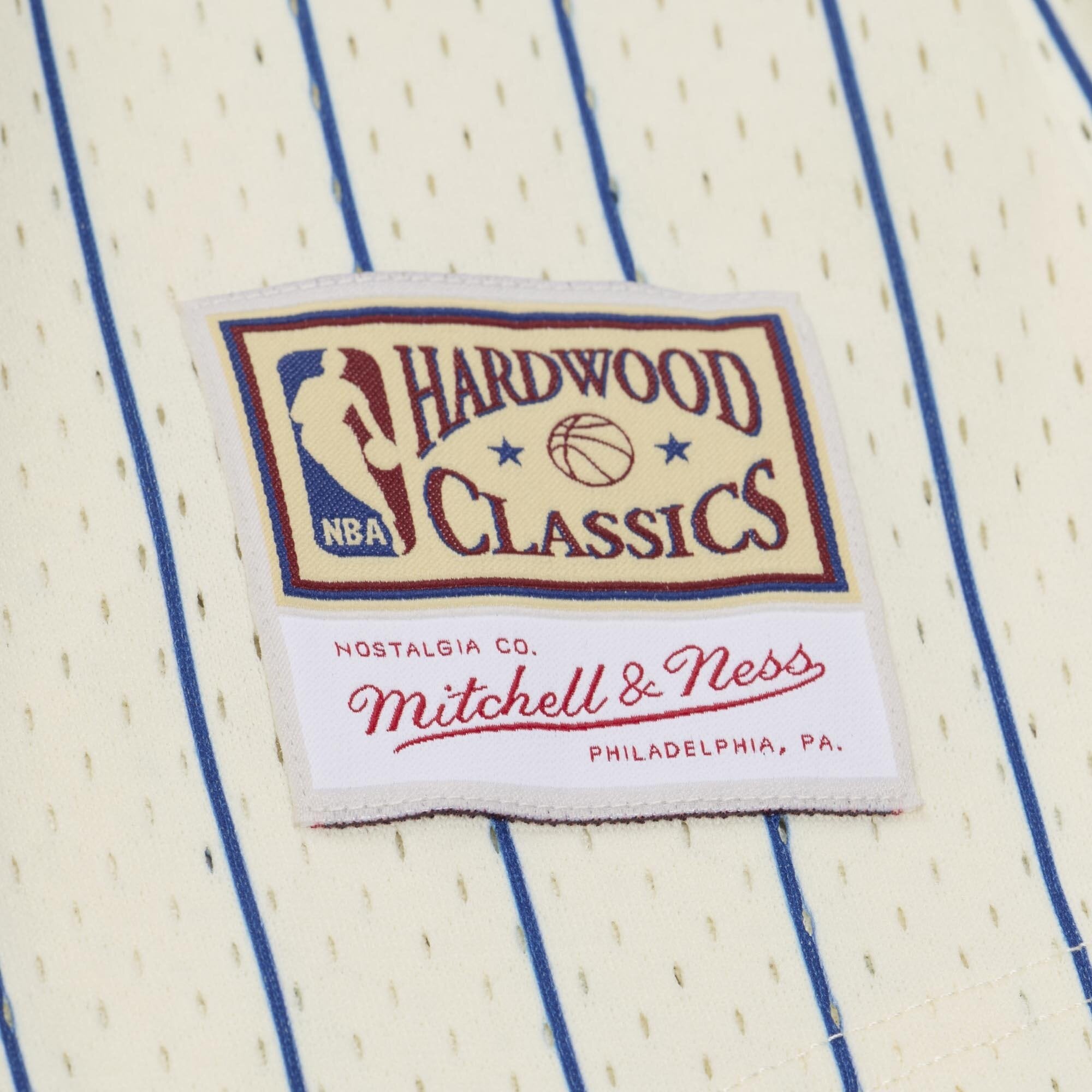 Maillot Mitchell & Ness Carmelo Anthony crème New York Knicks Hardwood Classics pour homme, en maille et à boutons.