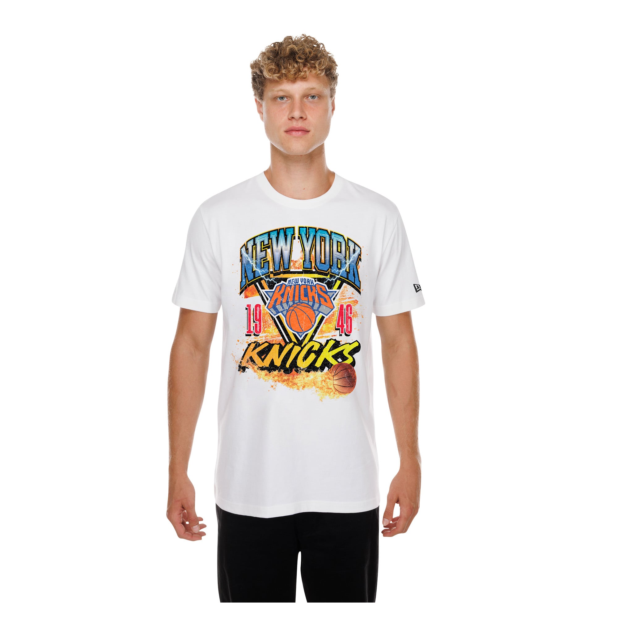T-shirt New Era blanc pour homme York Knicks Lifestyle Capsule Basketball on Fire