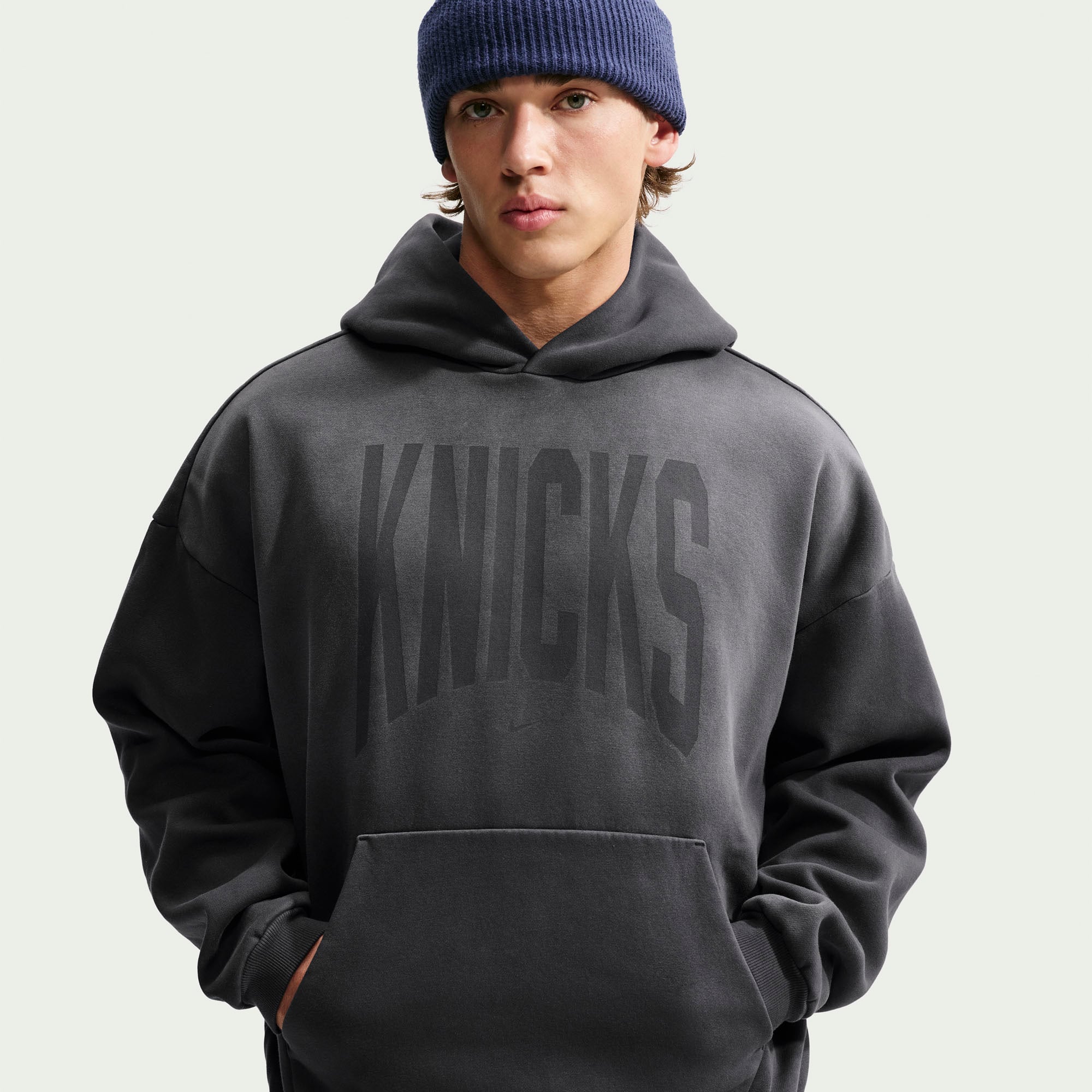 Men's Nike Charcoal New York Knicks 2026 Standard Issue Travel Washed Fleece Pullover Hoodie